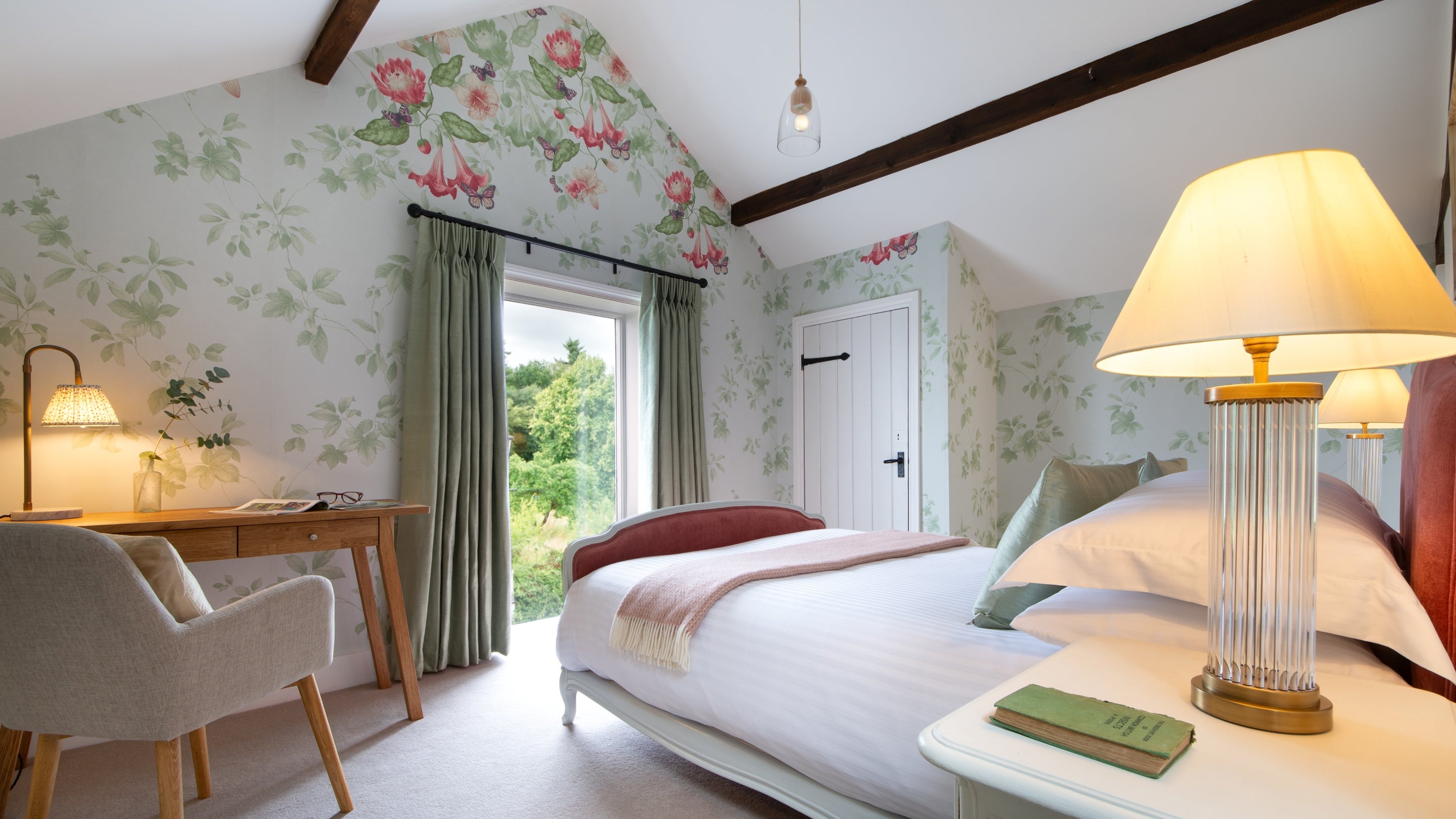 The second king-size bedroom at Hempfield Stables, Cheshire