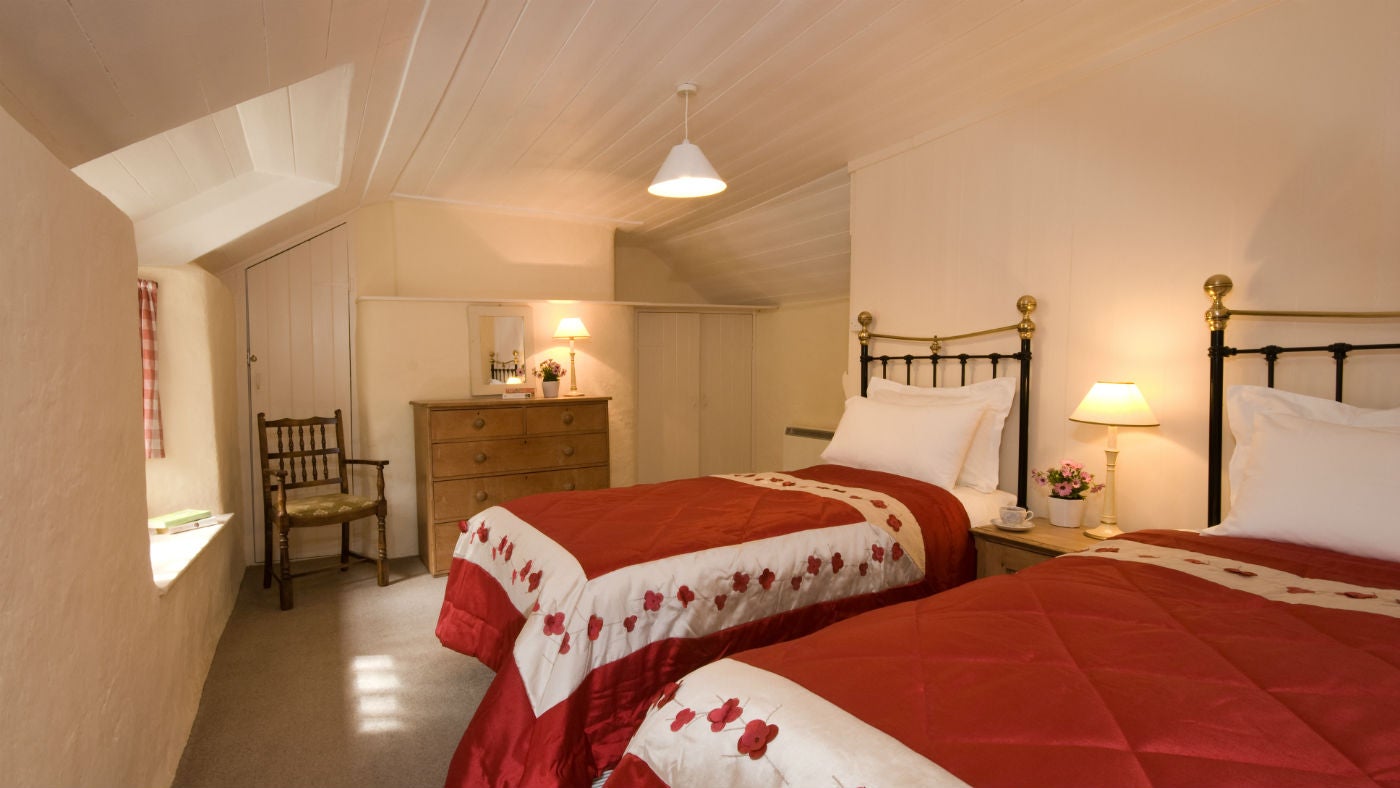 The twin bedroom at Carne Cottage, Cornwall