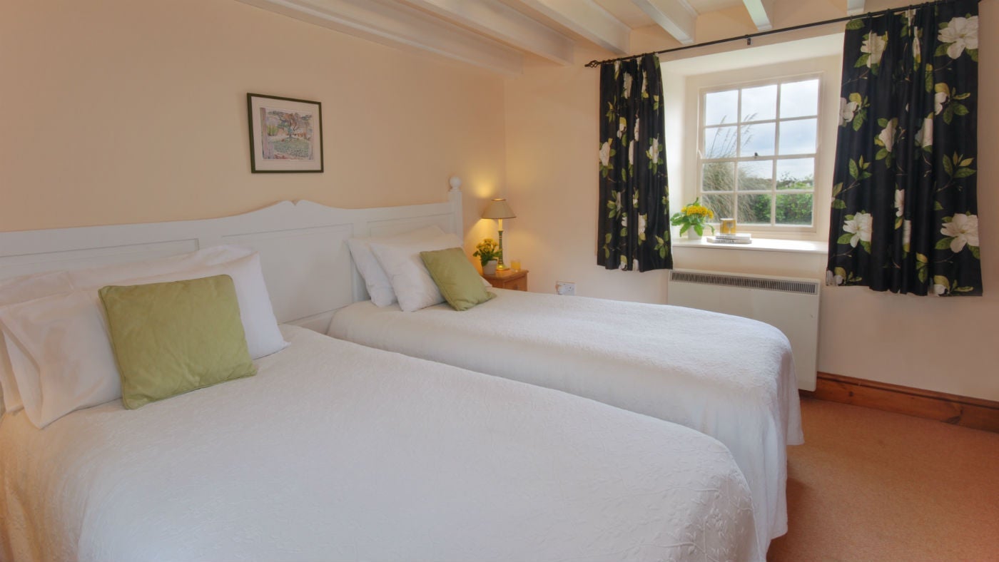 The twin bedroom at Chenhalls Barn, Falmouth, Cornwall