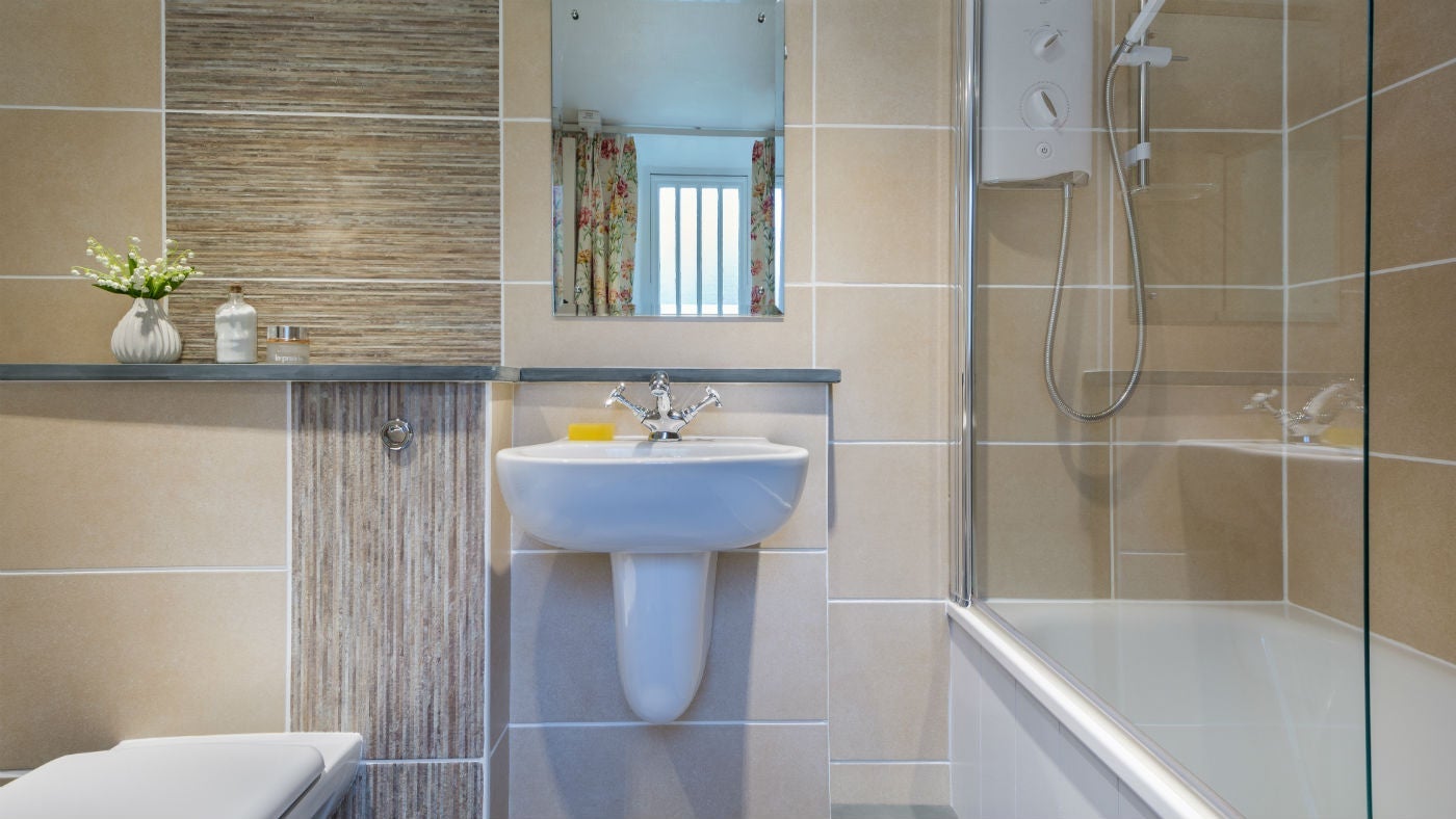 The bathroom at Lower Pentire Barn, Helston, Cornwall