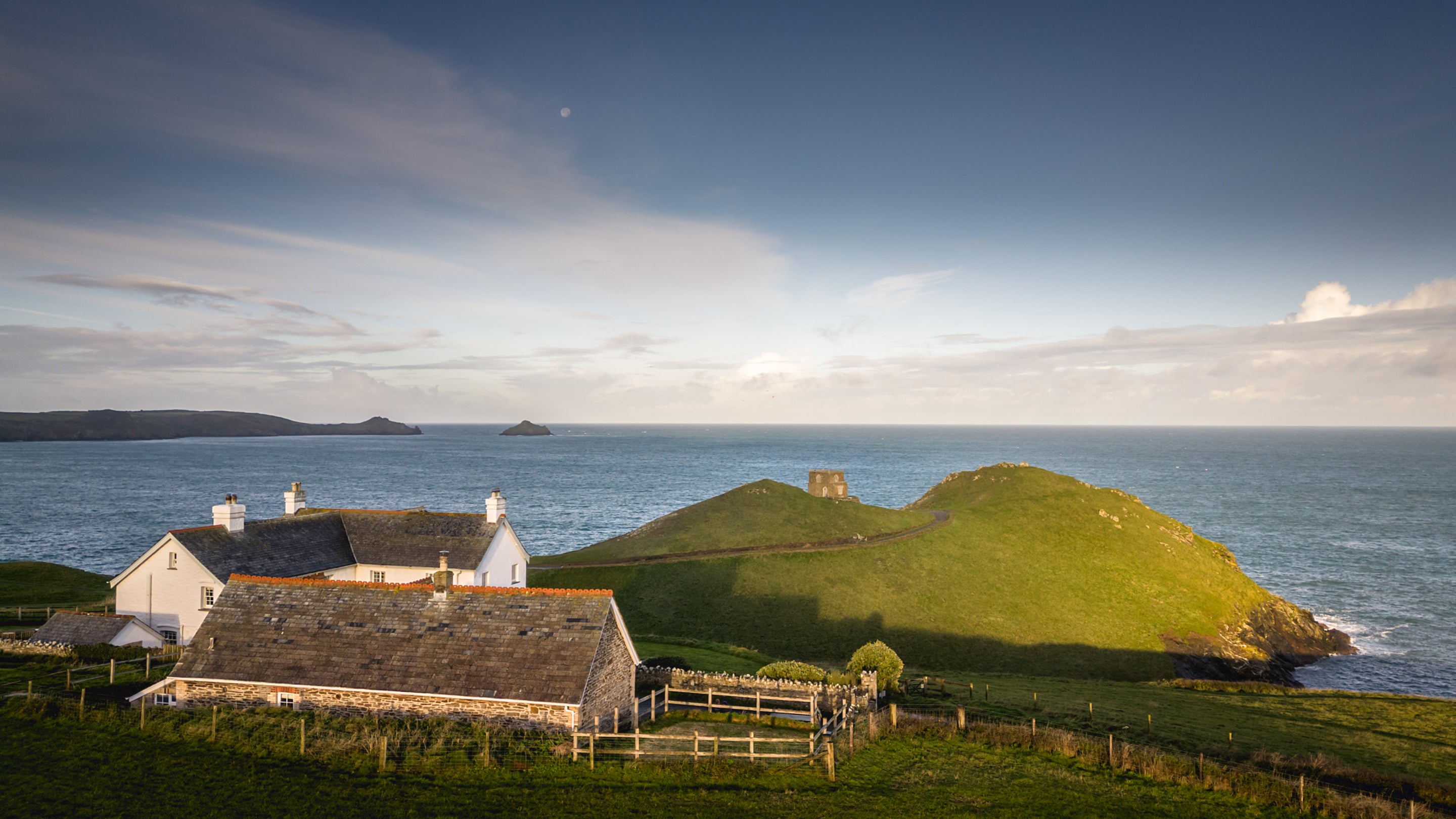 The exterior of Doyden Stable Cottage and the surrounding area, Cornwall