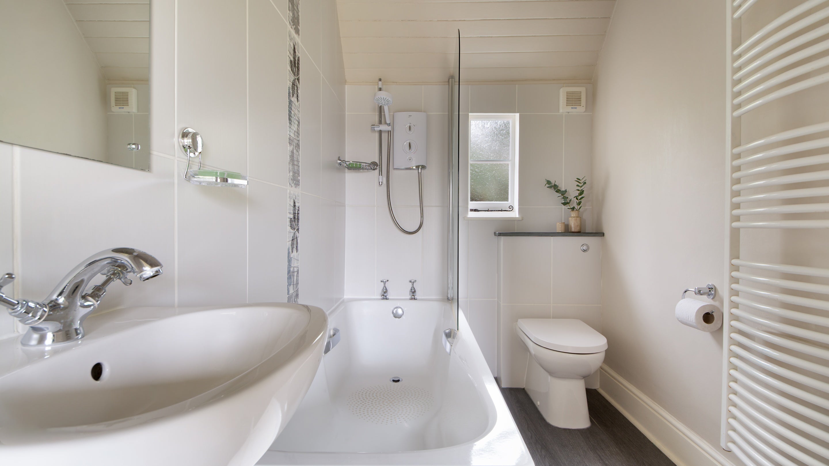 The bathroom with shower over bath at Durgan Wood Cottage, Cornwall