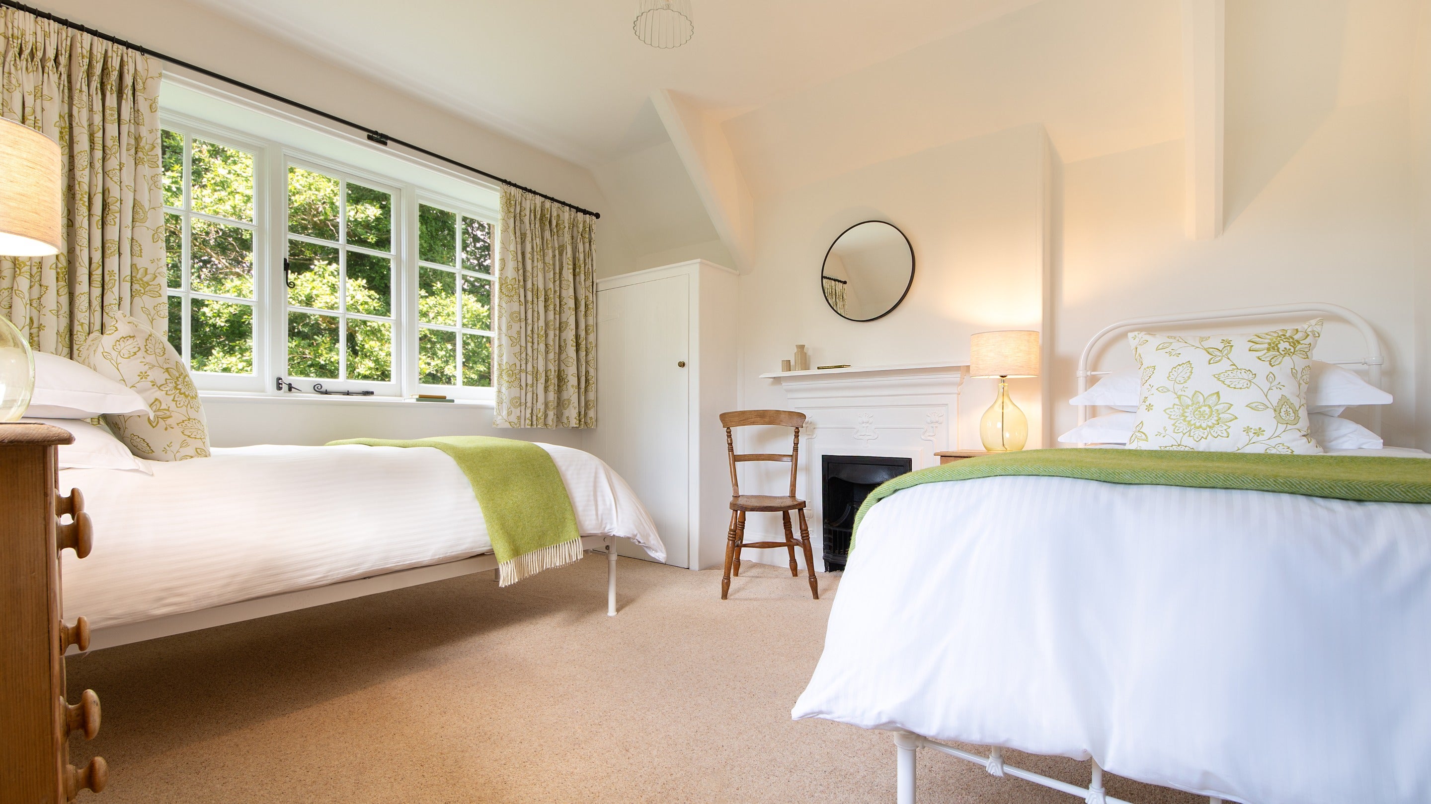 The twin bedroom at Elbow Cottage, Cornwall