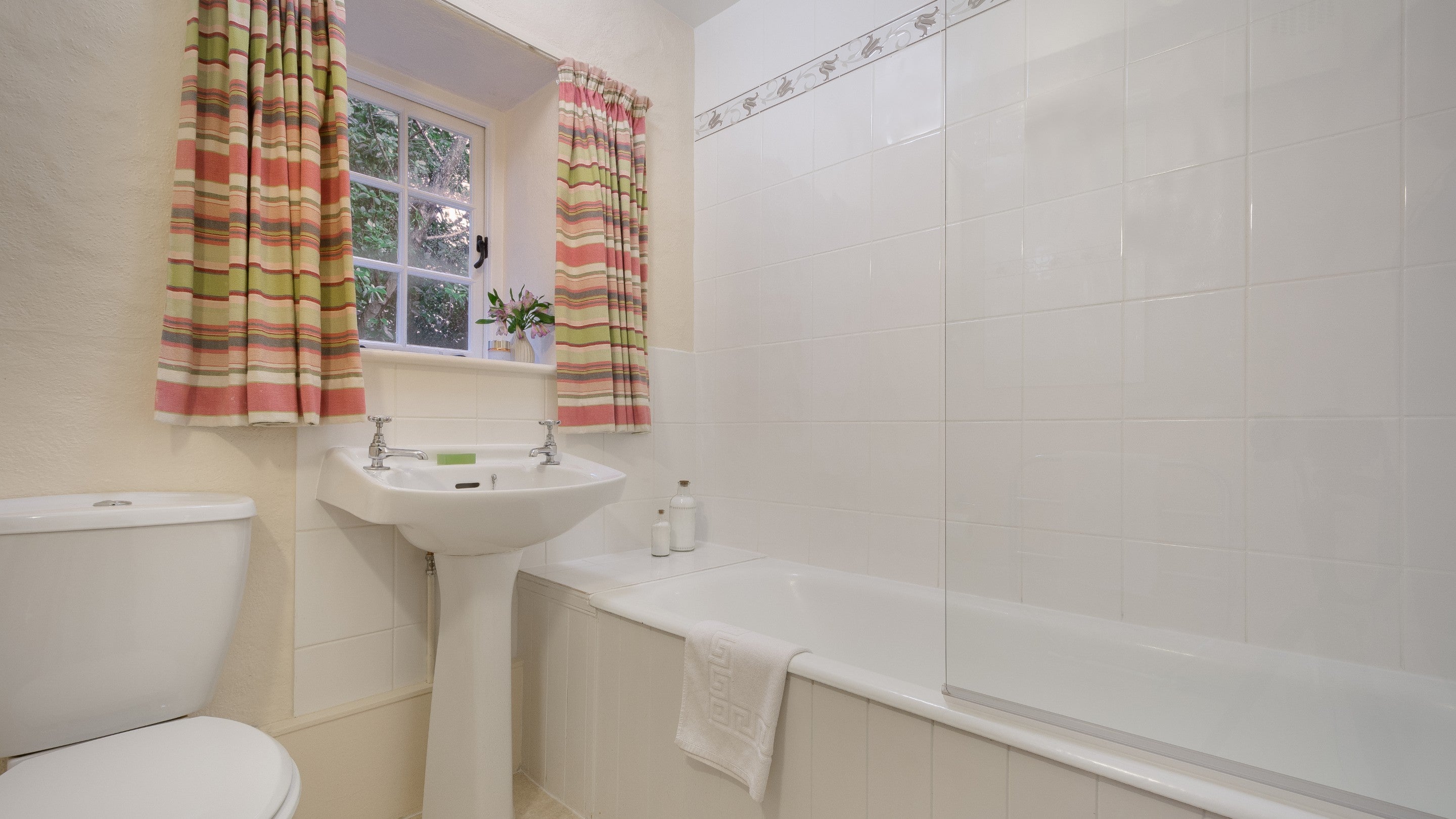 The bathroom at Glebe Cottage, with shower over bath, Cornwall
