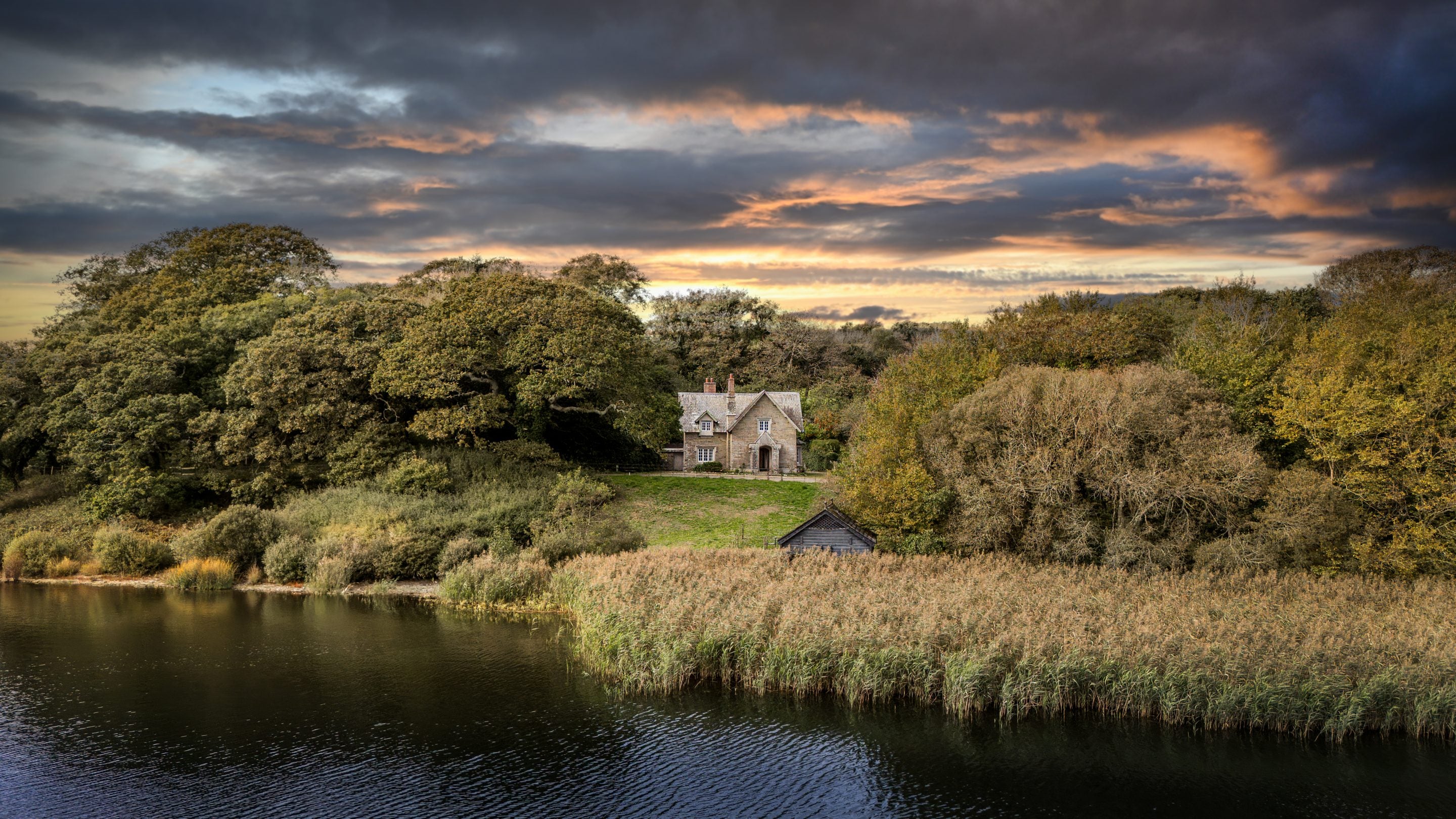 Helston Lodge, a cottage for four on the edge of Loe Pool, Cornwall