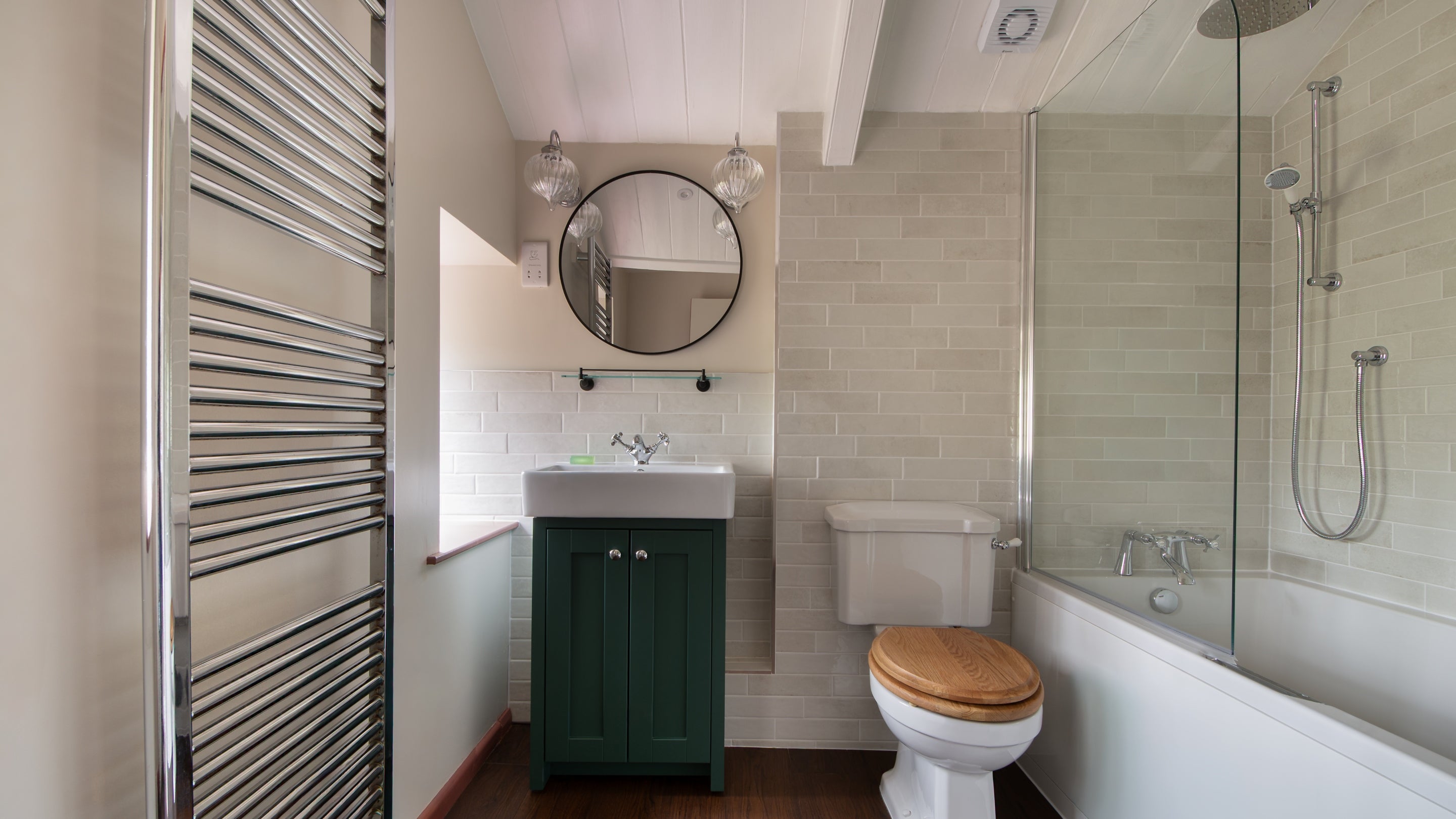 The first-floor bathroom at Nanceglos House, with shower over bath, Cornwall