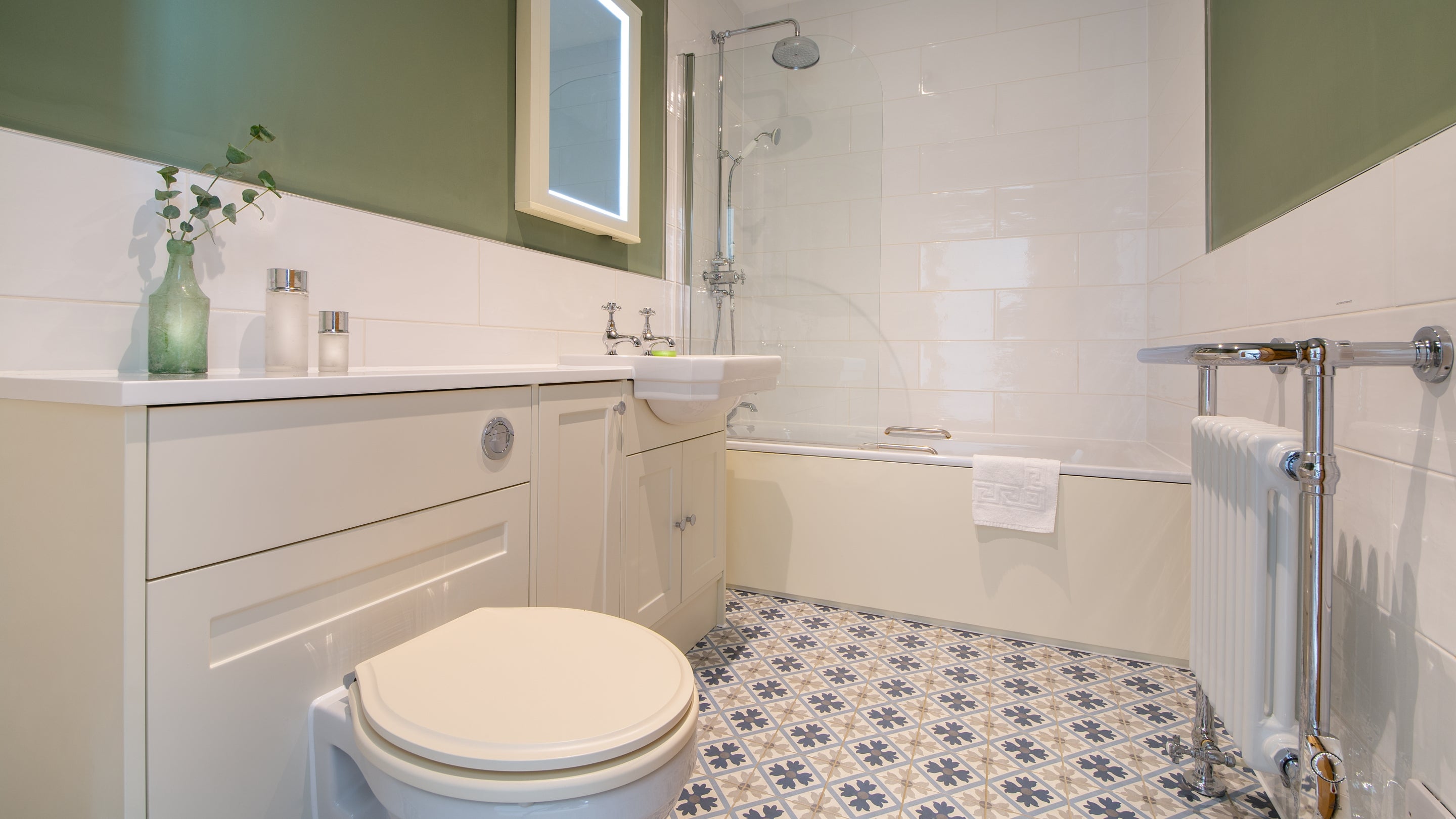 The en-suite bathroom to the second double bedroom at Pentire Head Farmhouse, Cornwall