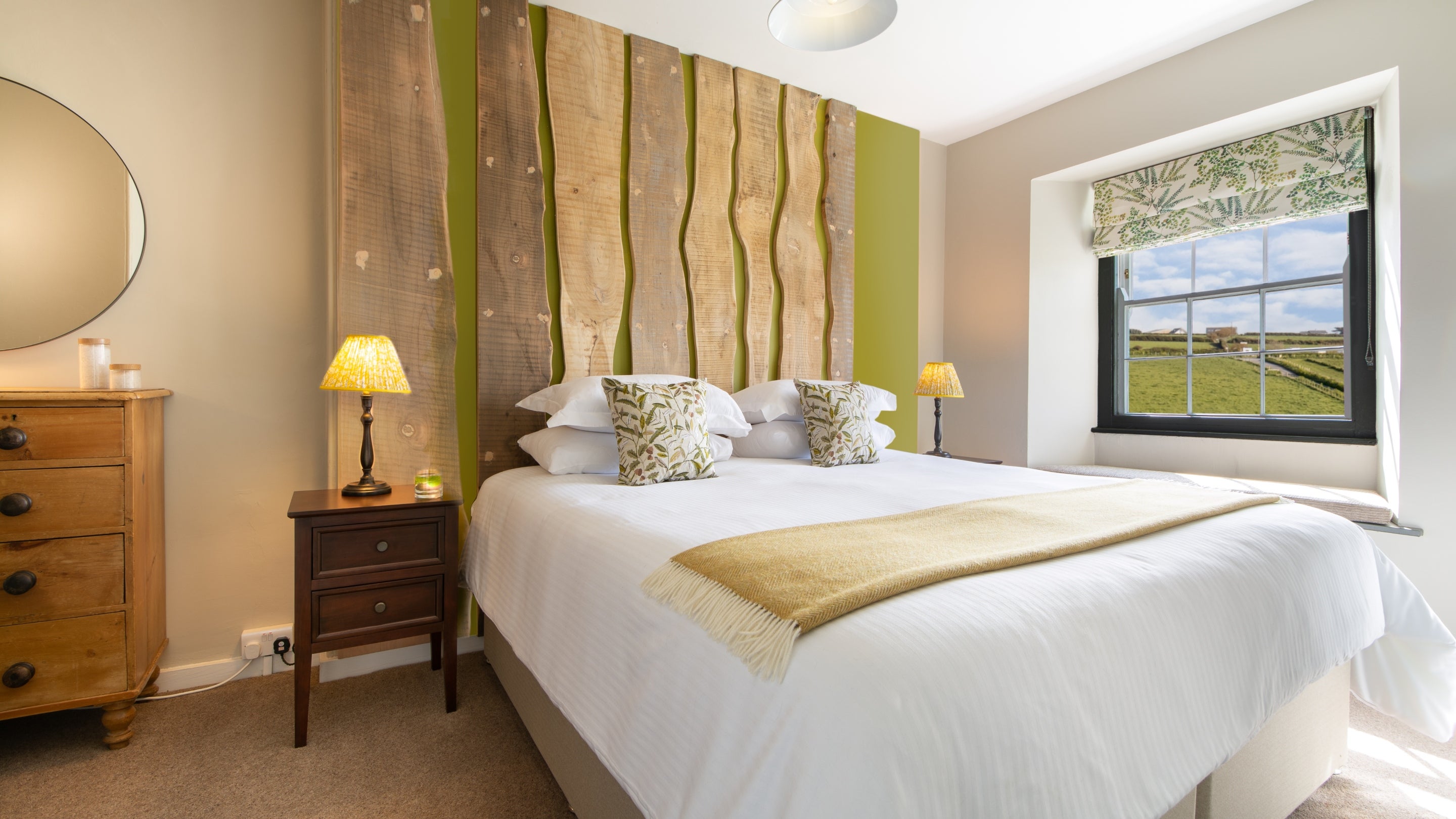 The bedroom with king sized zip and link bed at Pentireglaze East Cottage, Cornwall