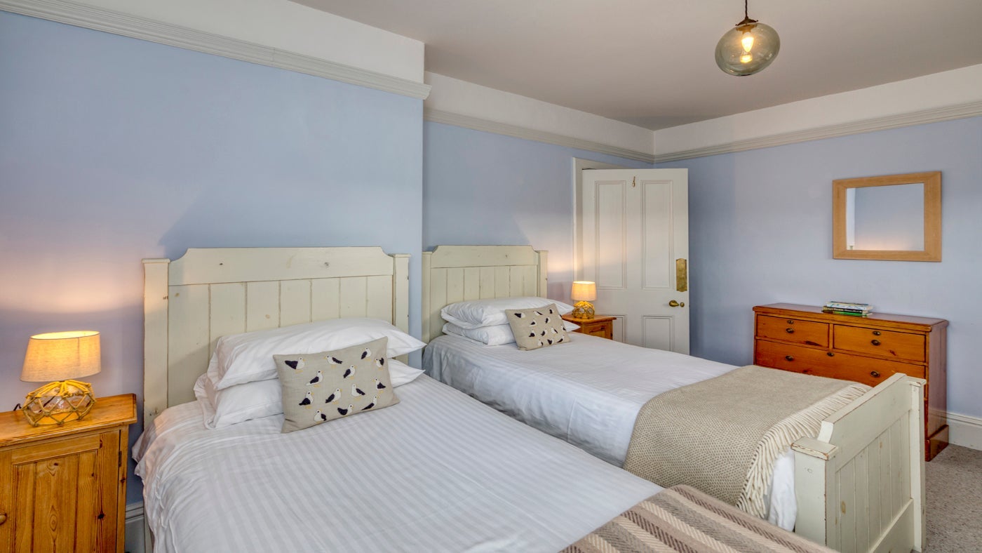 The twin bedroom at Porth Mear Cottage, near Padstow, Cornwall 