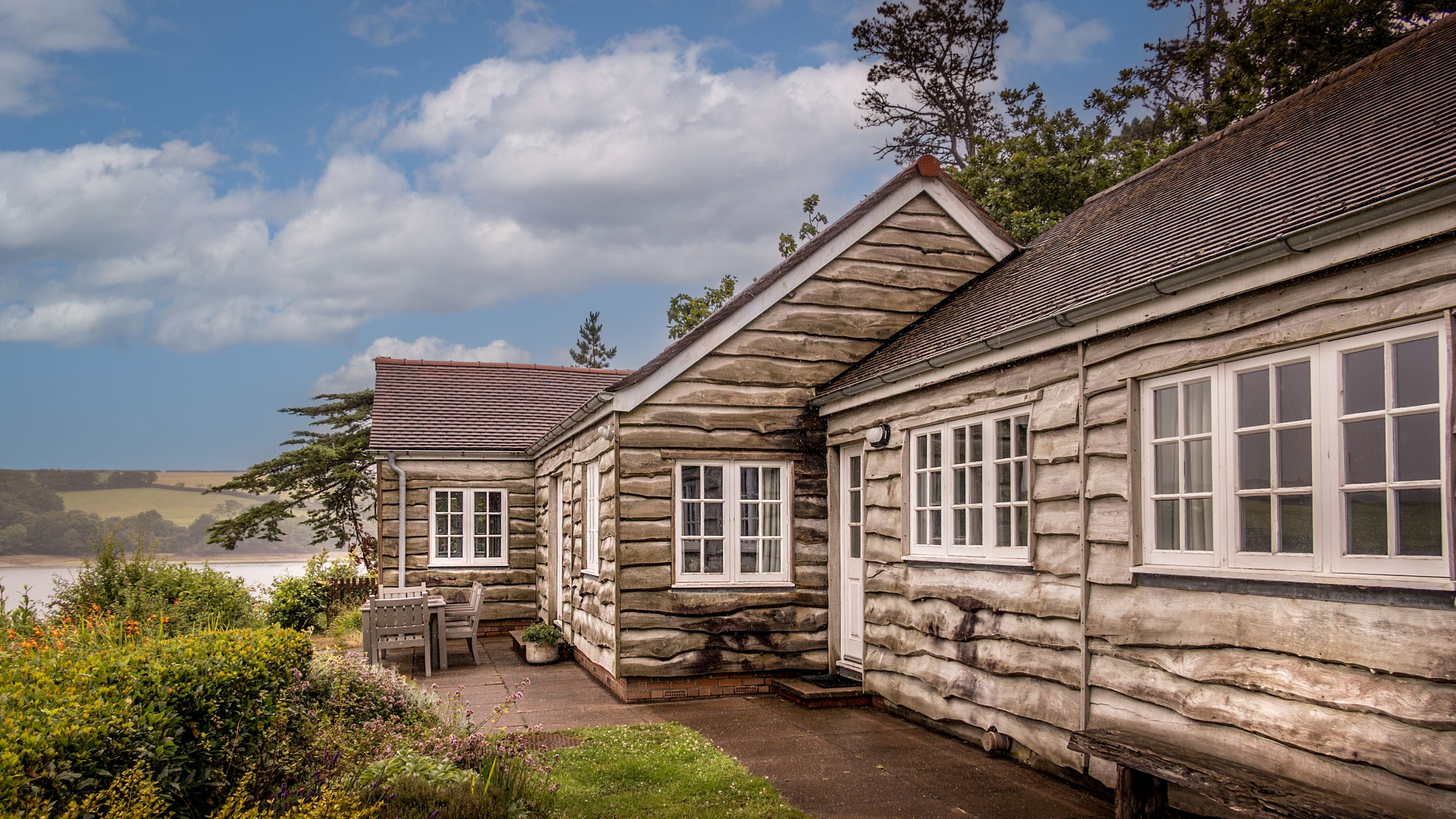 Powders, a wood cabin on the edge of Frenchman's Creek and Helford River, Cornwall