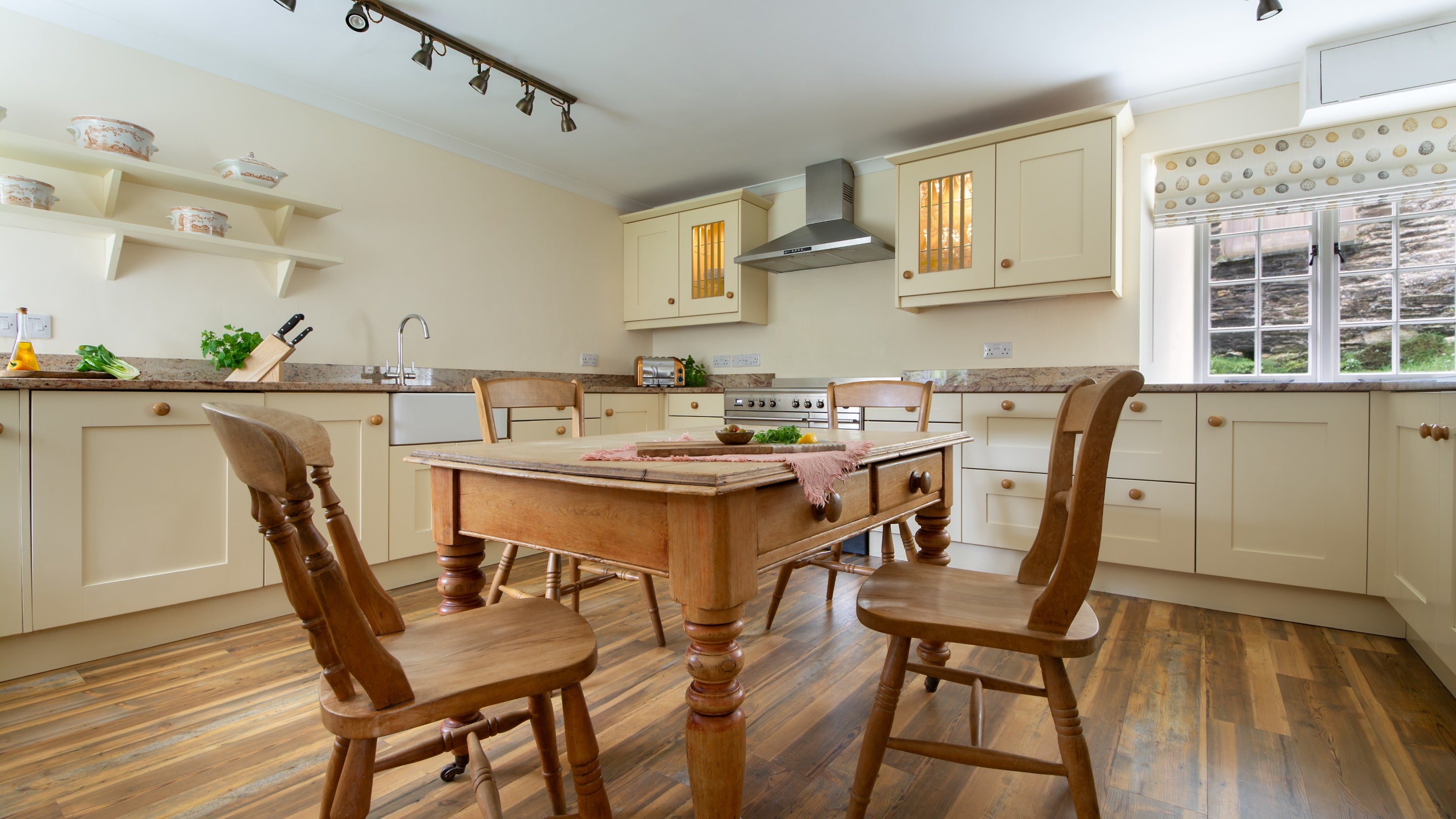 The kitchen-diner at Roseland Porth Barn, Cornwall
