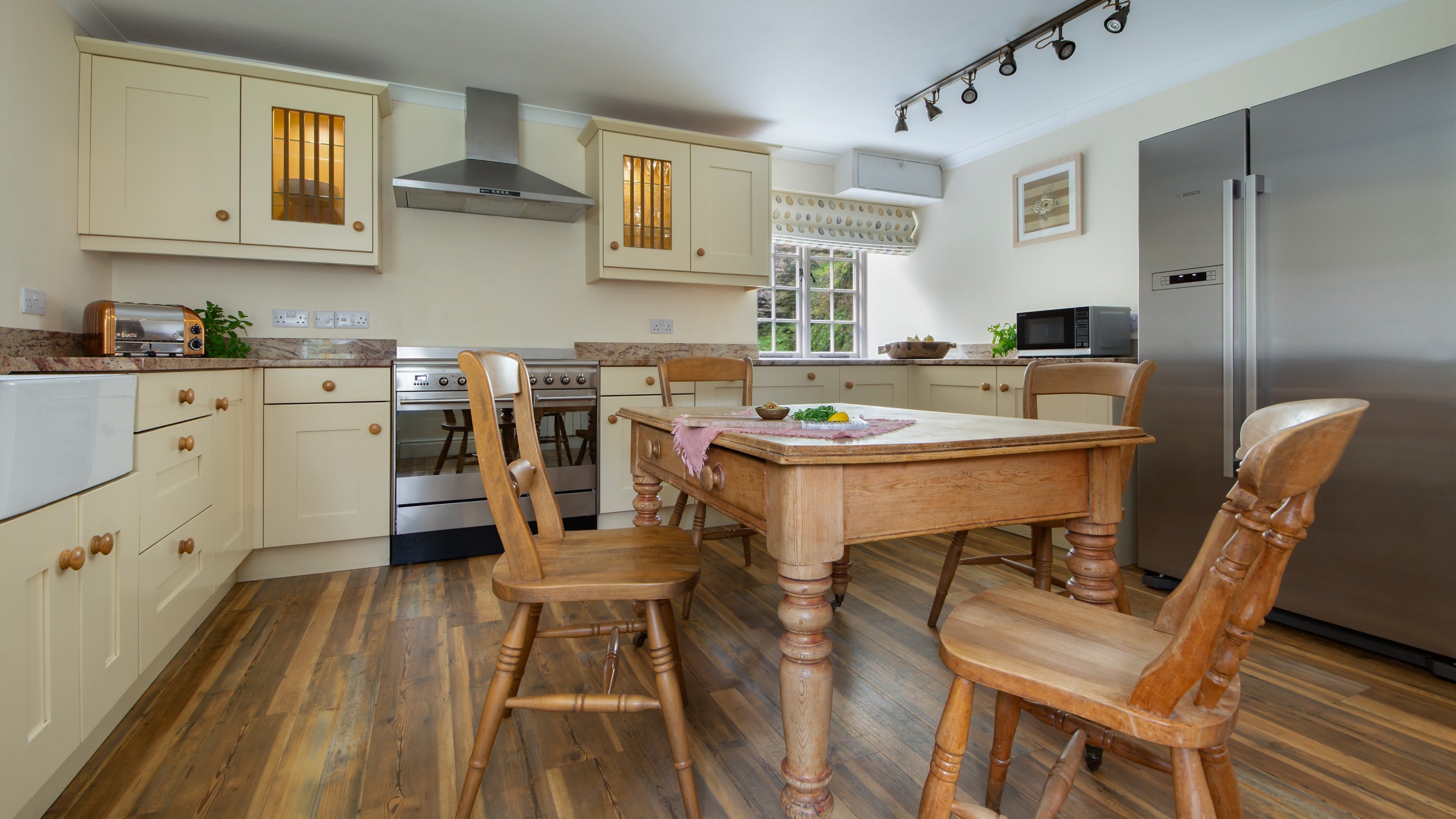 The kitchen-diner at Roseland Porth Barn, Cornwall