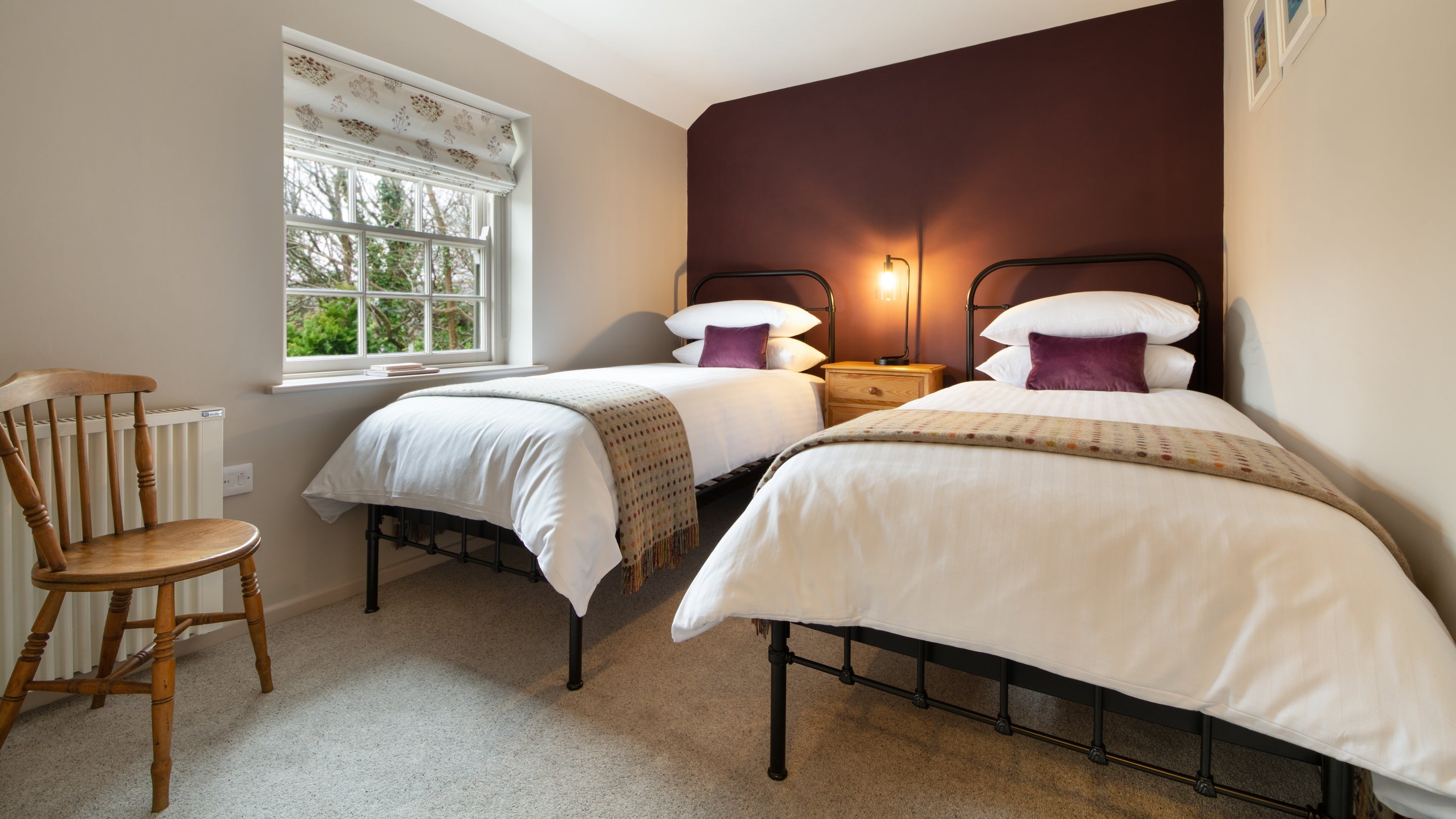 The twin bedroom at Roseland Porth Farm Cottage, Cornwall