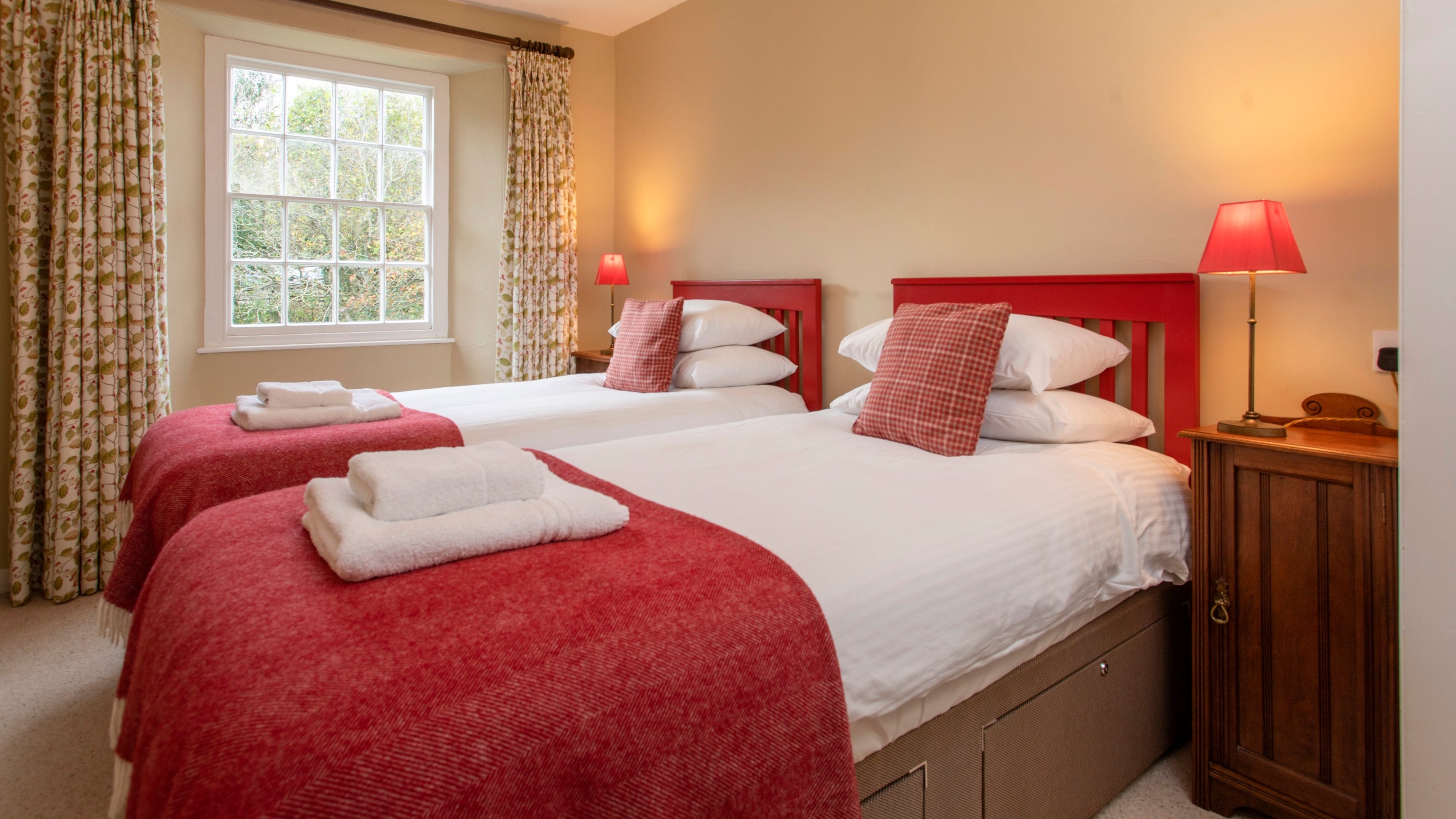 The twin bedroom at Roseland Porth Farm House, Cornwall