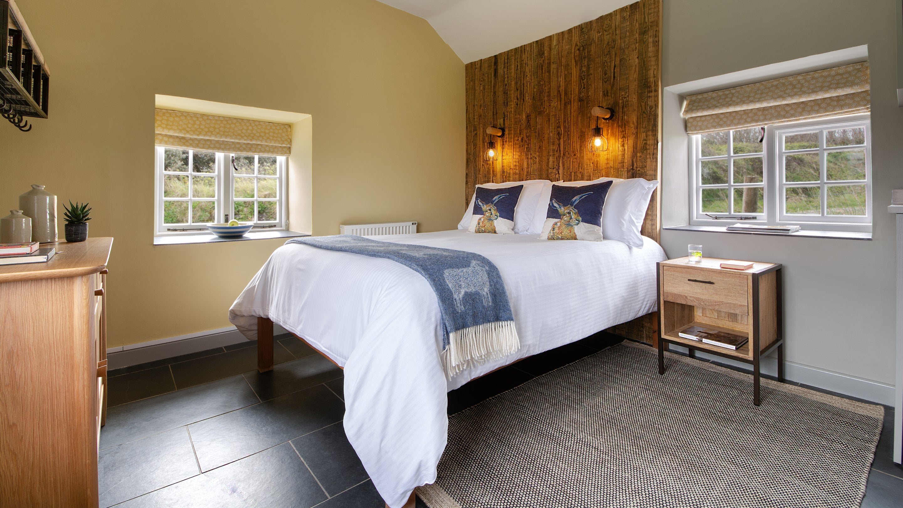 The sleeping area in the open-plan living space at Skipper's Cabin, Cornwall