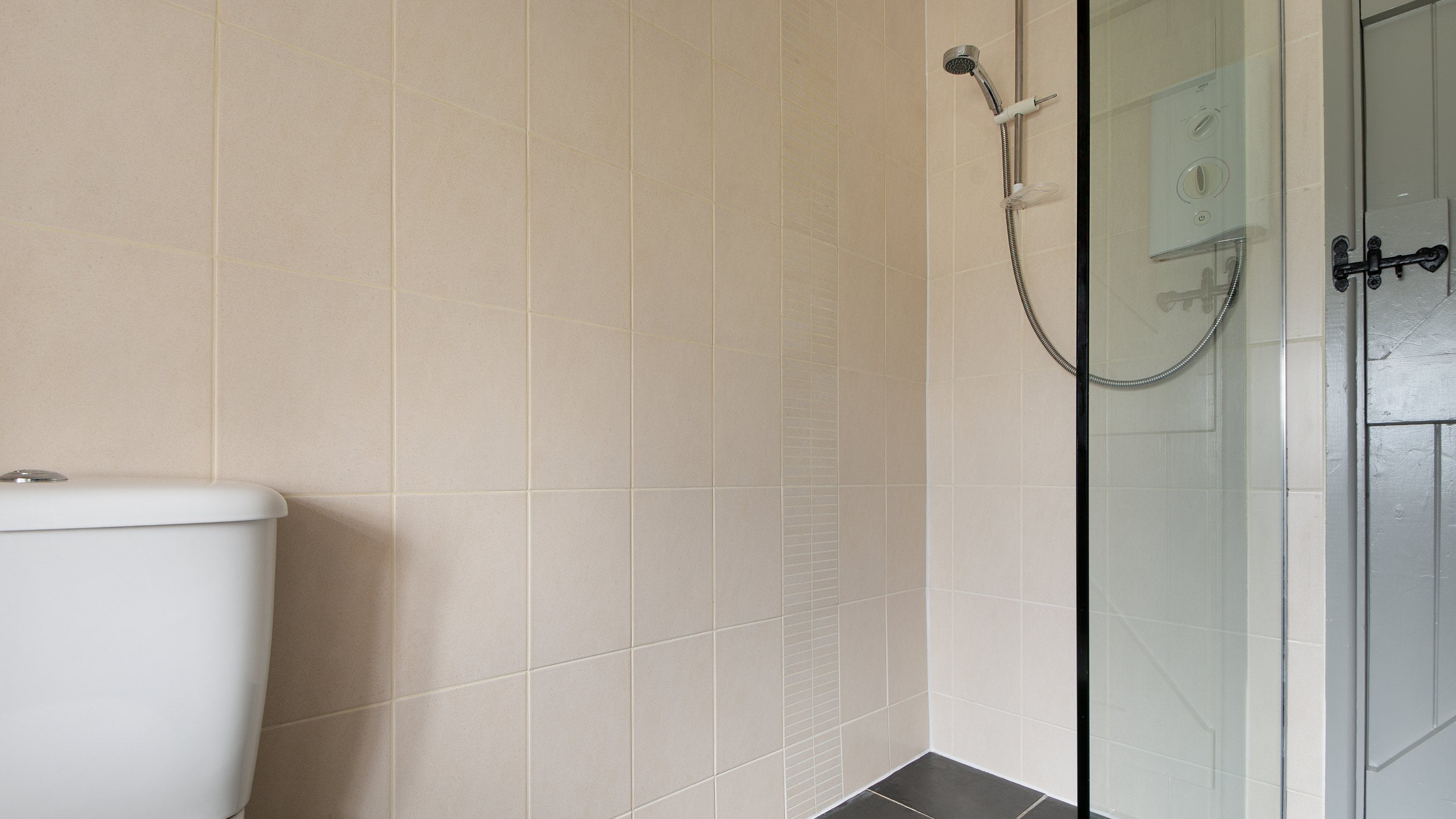 The wet room at Skipper's Cabin, Cornwall