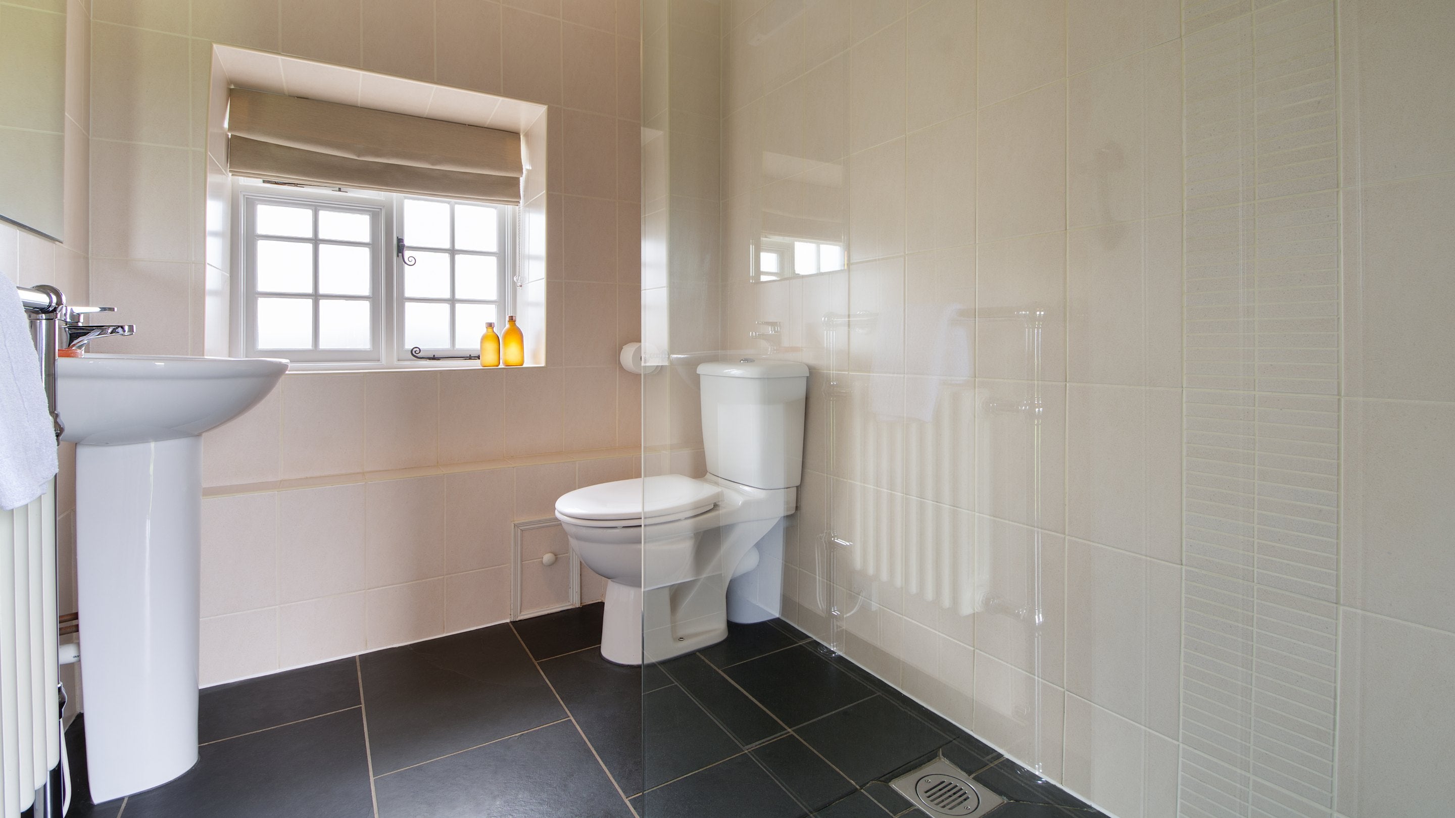 The wet room at Skipper's Cabin, Cornwall