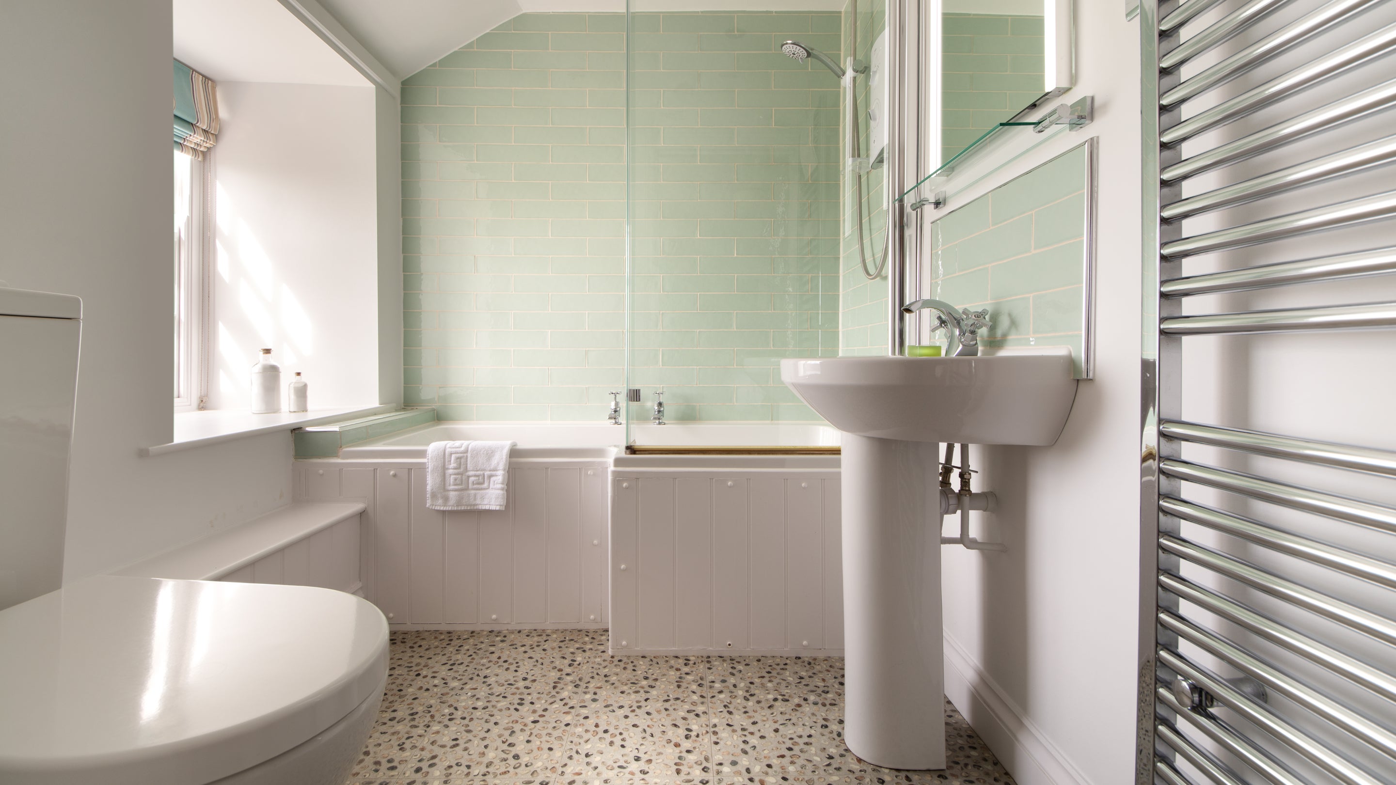 The en suite bathroom at Stepper View, Cornwall