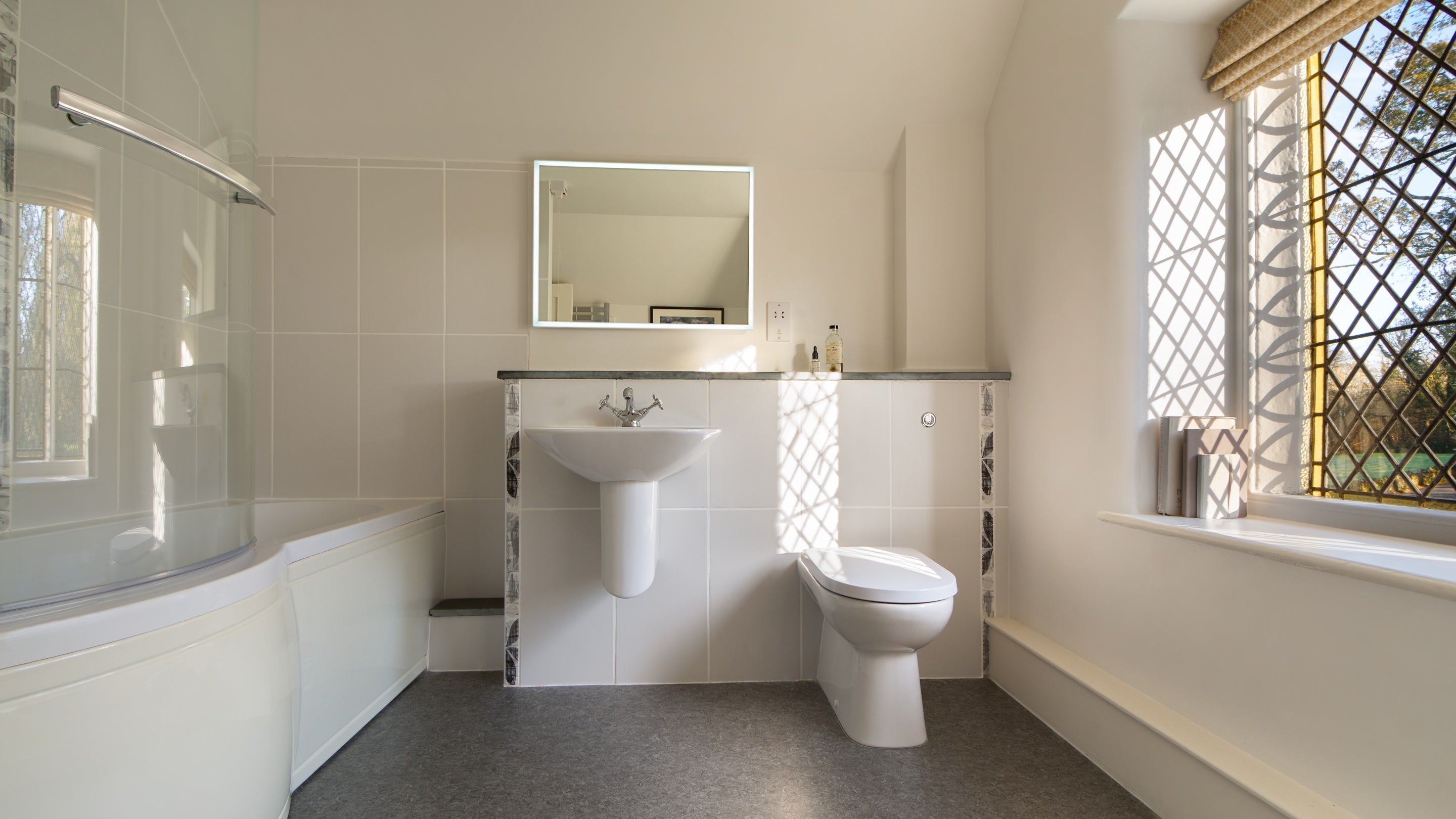 The bathroom with shower over bath at Trelissick New Lodge, Cornwall