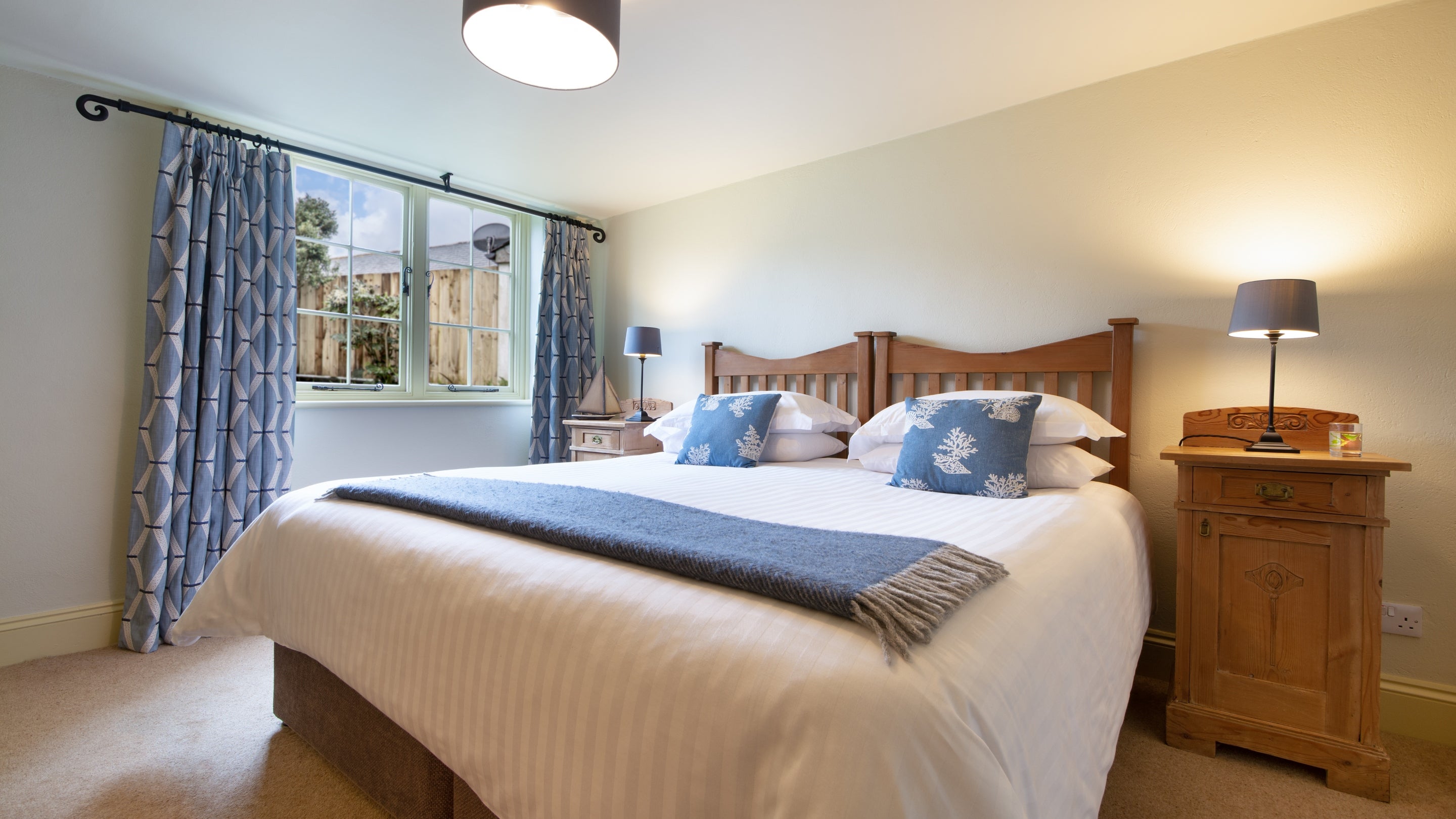 The ground floor double or twin bedroom at The White Cottage, Cornwall