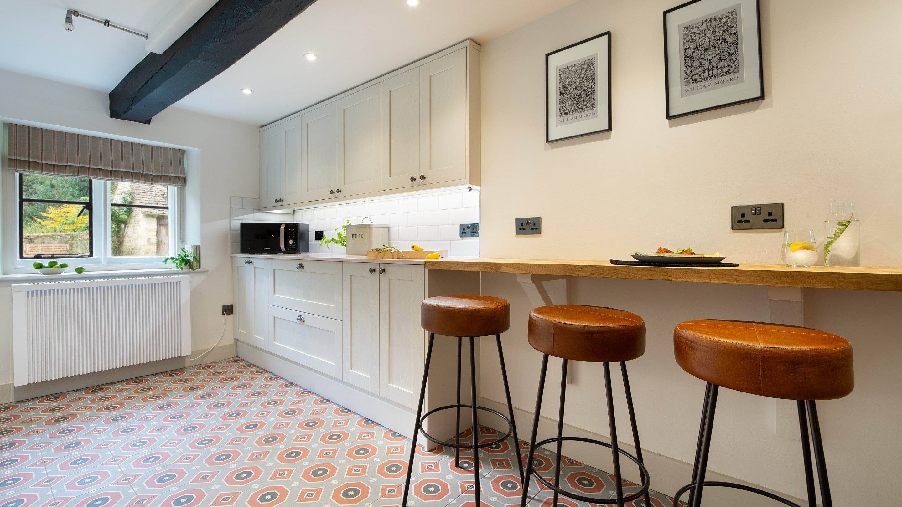 The kitchen with breakfast bar at 1 Arlington Row, Gloucestershire
