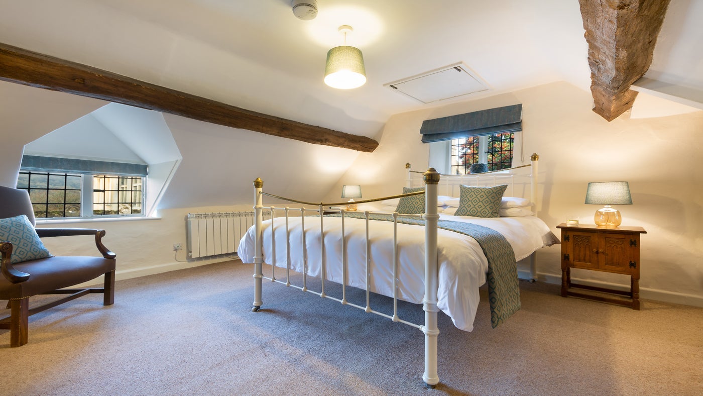 The king-size bedroom at Diston's Cottage, Gloucestershire
