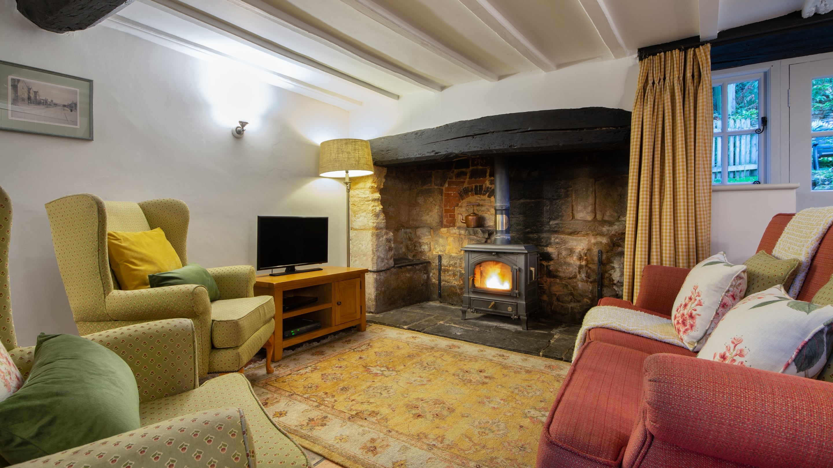 The living and dining area at Snowshill Honor's Cottage, Gloucestershire