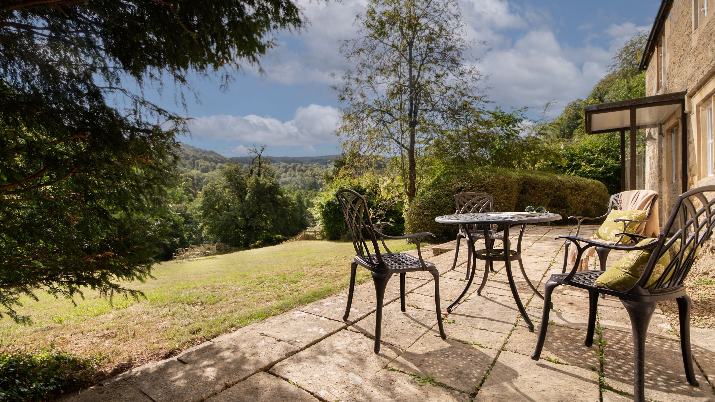 The garden at Woody's Cottage with large lawn, patio and outdoor dining furniture, Gloucestershire