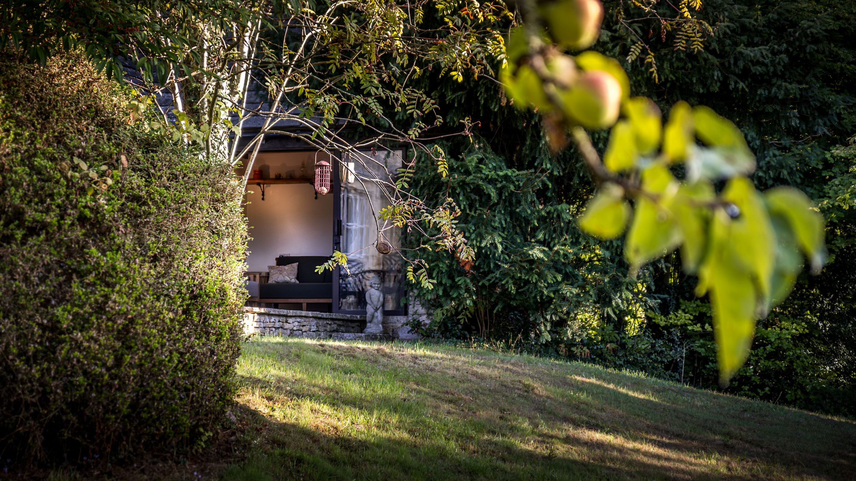 Looking toward the garden room from the lawn at Woody's Cottage, Gloucestershire