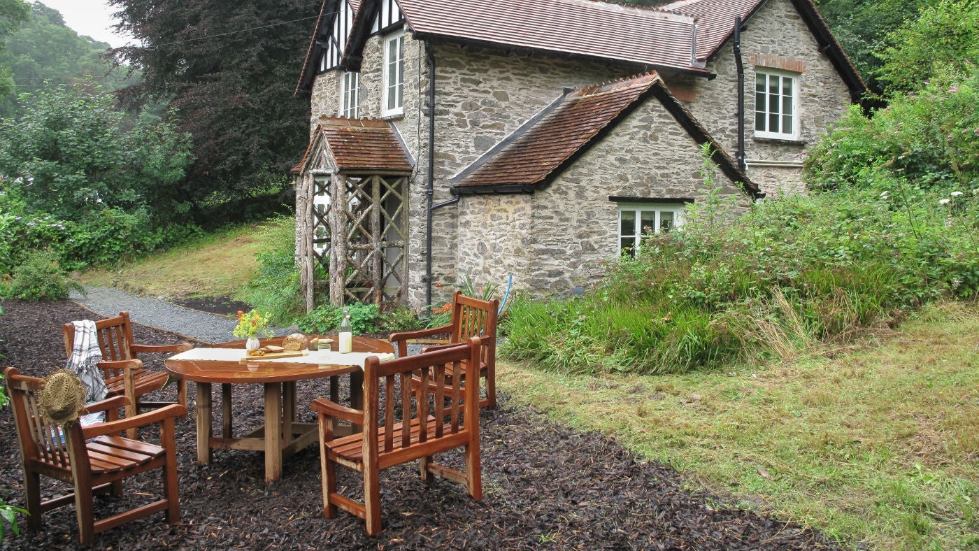 The outside seating area at Combe Park Lodge, Lynton, Devon