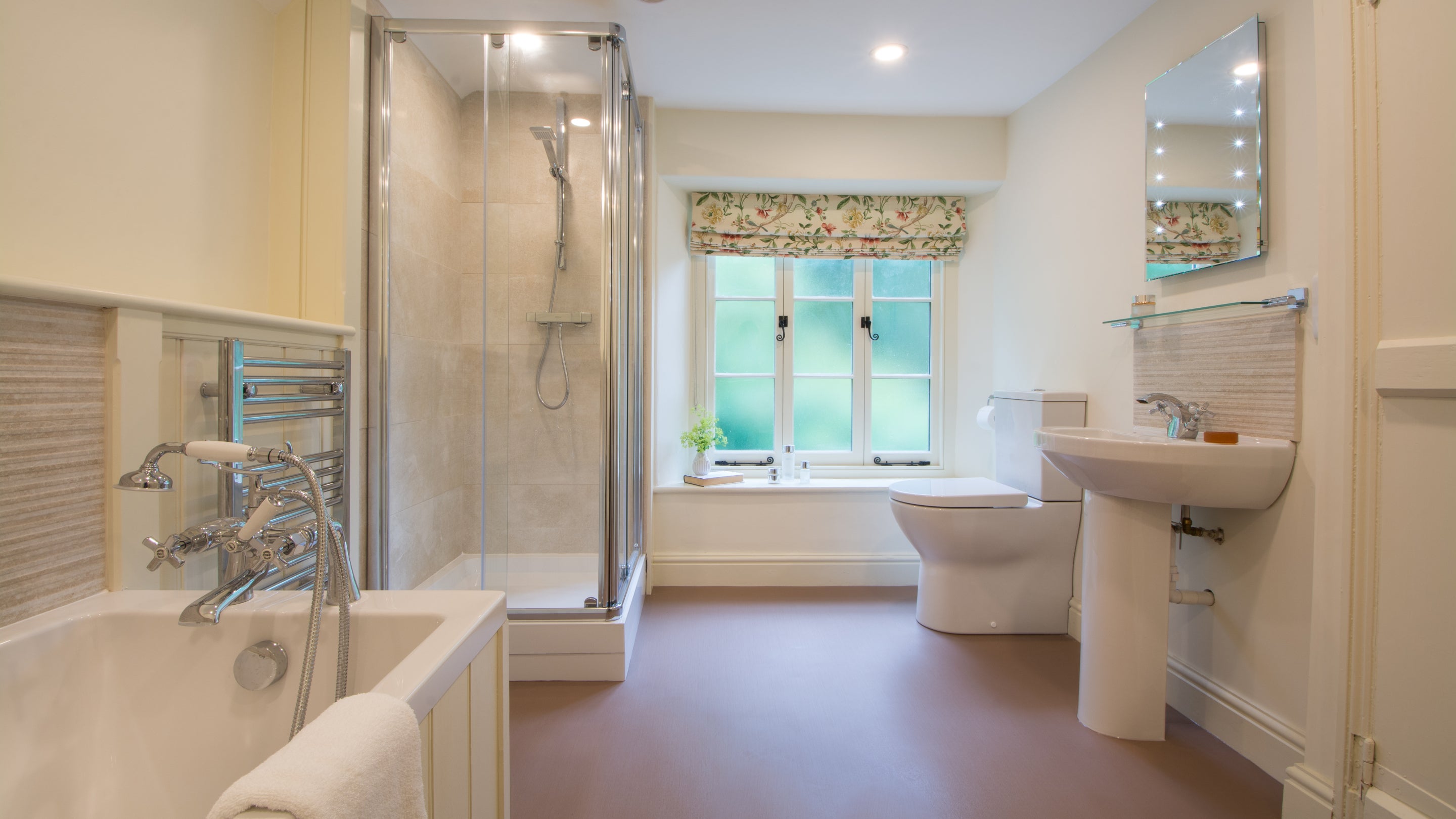 The en suite bathroom at Combe Park Lodge, Devon