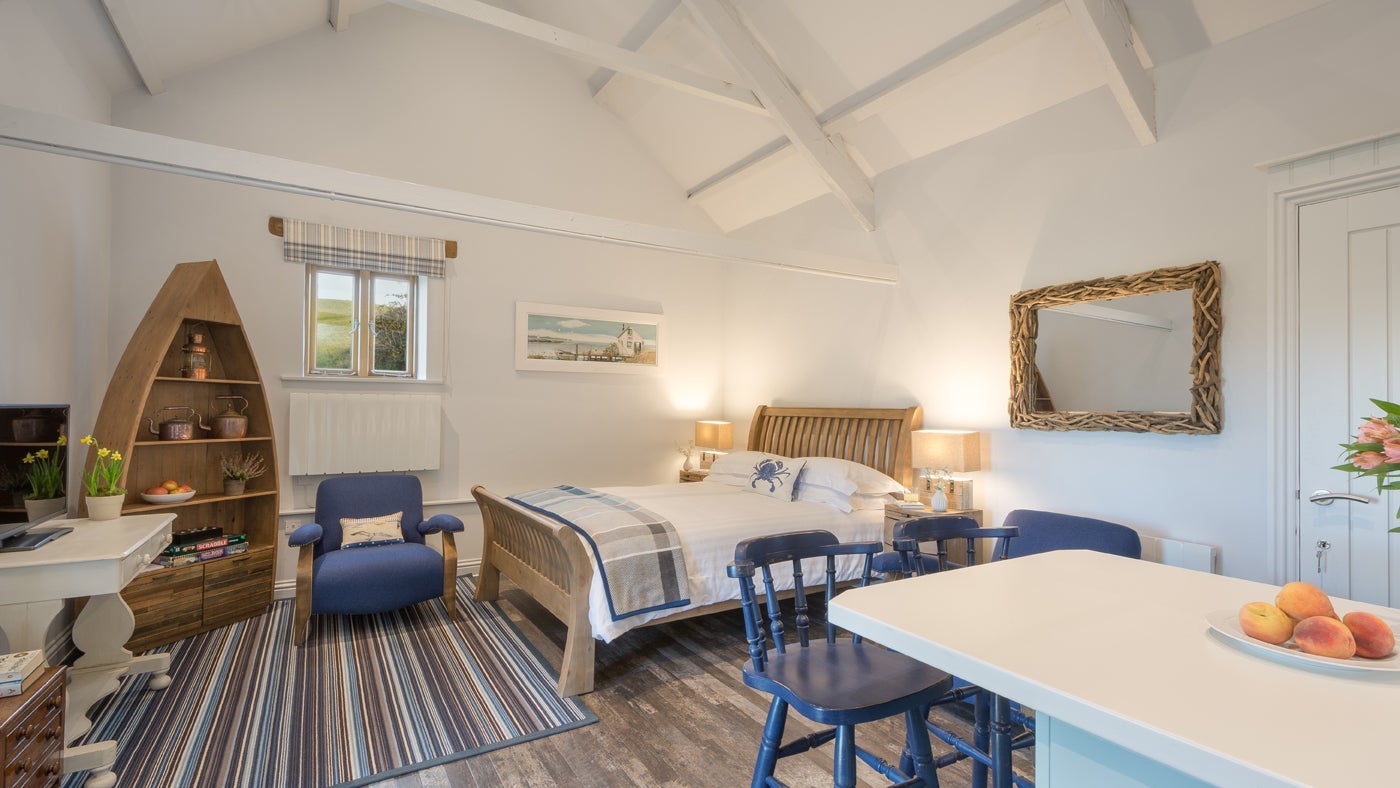 The open plan sitting room, kitchen and bedroom at Gordon's Cabin, Woolacombe, Devon