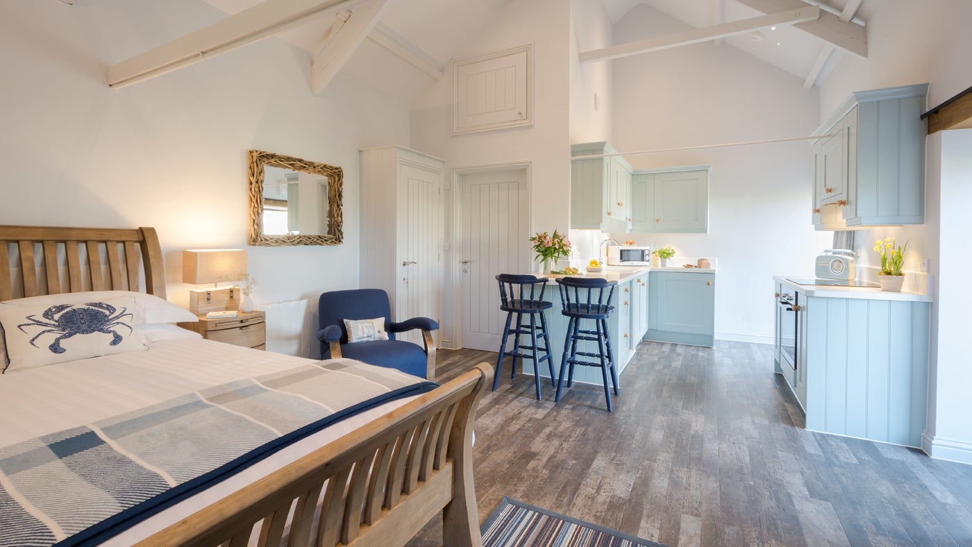 The open plan sitting room, kitchen and bedroom at Gordon's Cabin, Woolacombe, Devon
