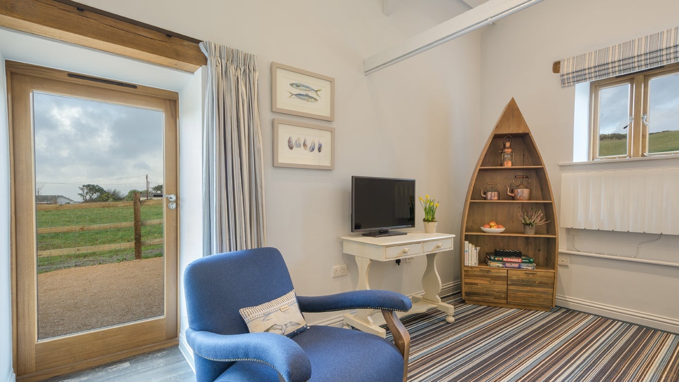 The open plan sitting room, kitchen and bedroom at Gordon's Cabin, Woolacombe, Devon