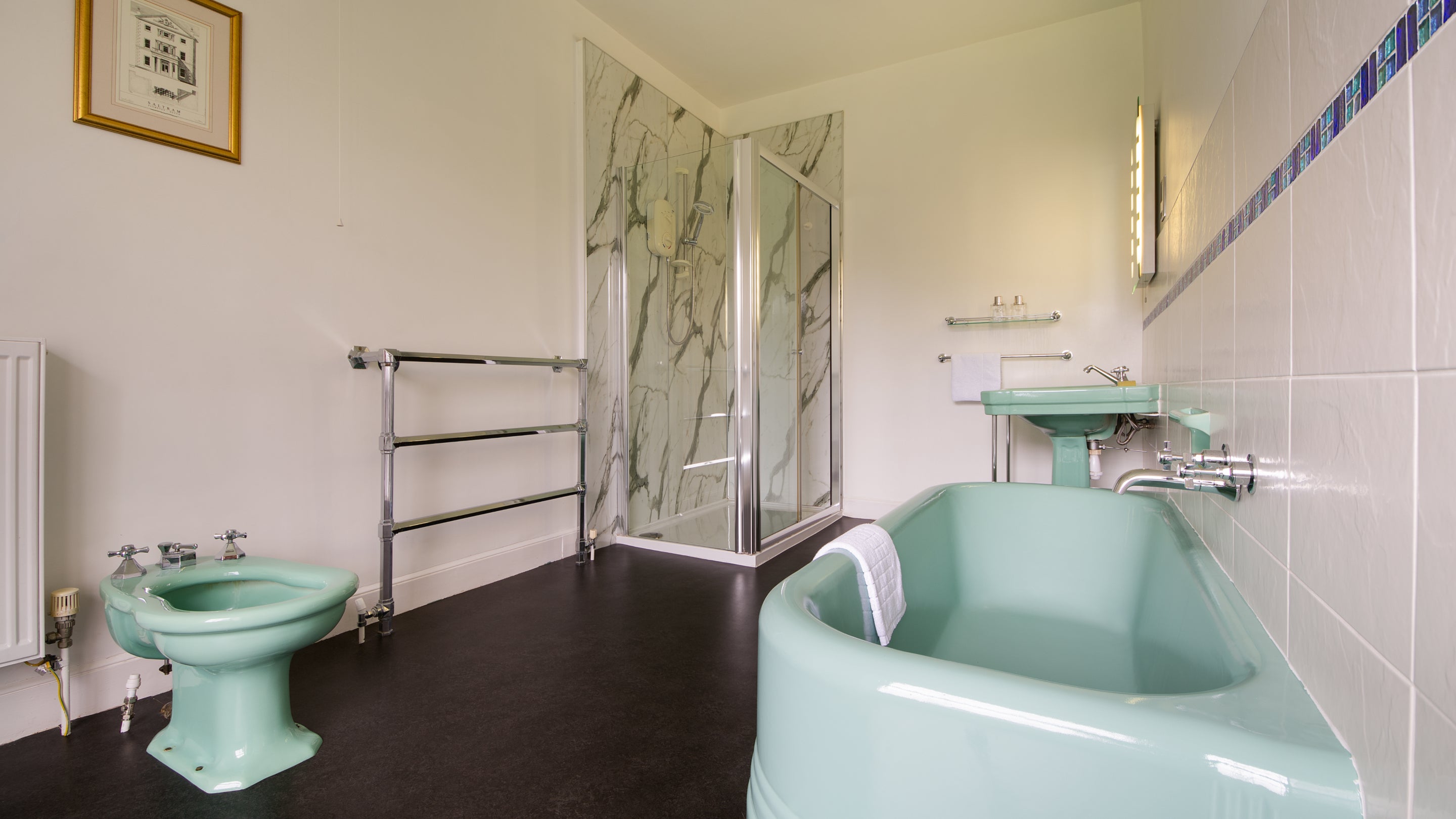 The ensuite bathroom at Higher Brownstone Farm, Devon