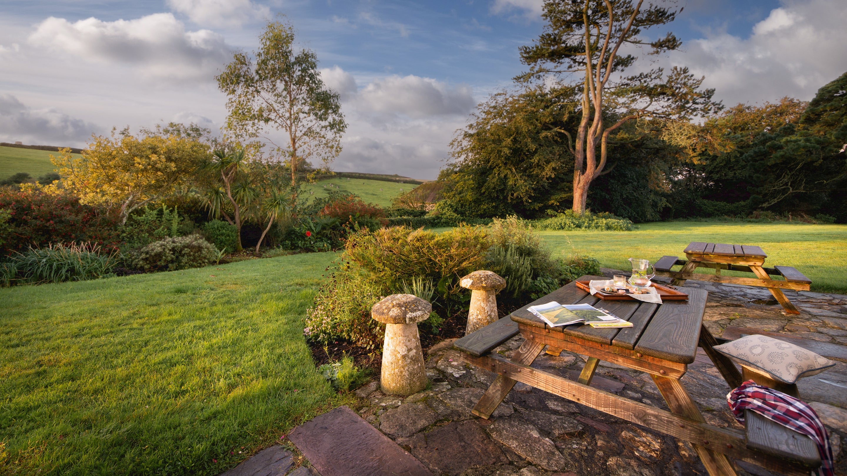 The outdoor eating area at Higher Brownstone Farm, Devon