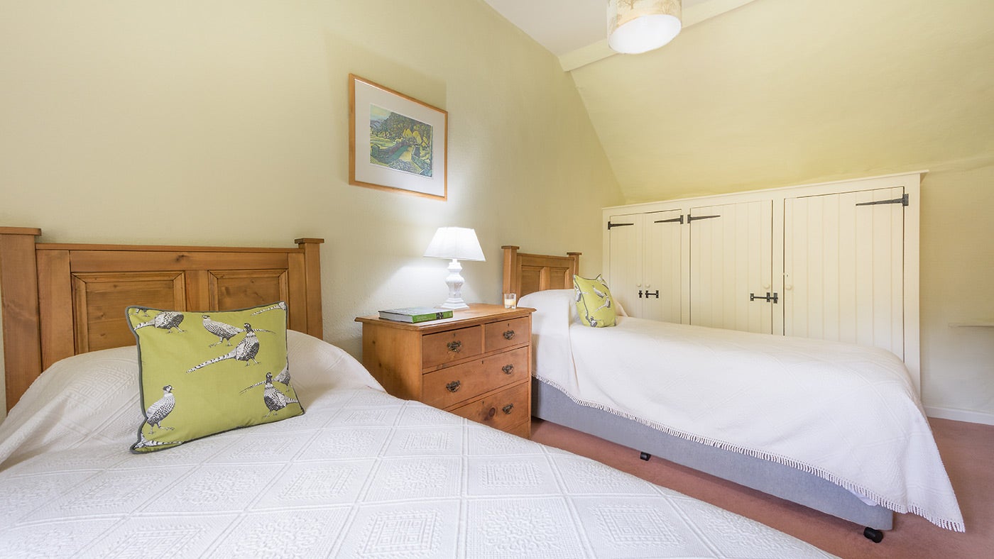 The twin bedroom at Longmeadow Cottage, Devon