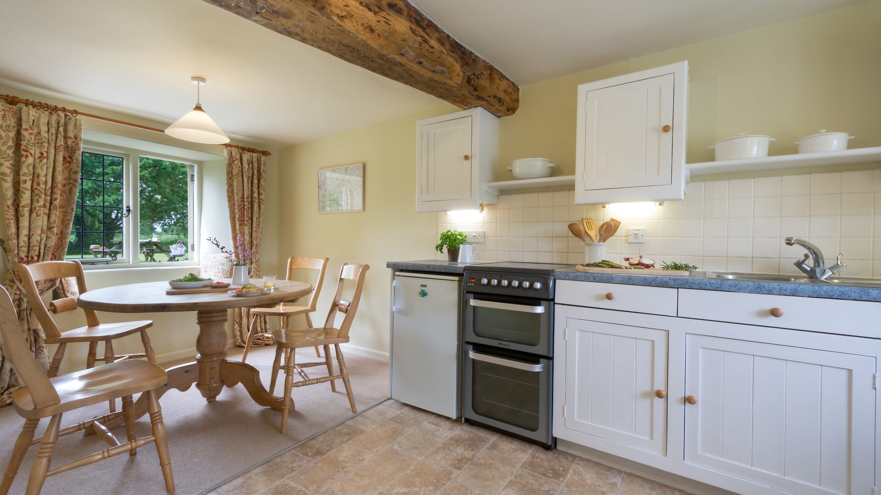 The kitchen-diner at Longmeadow Cottage, Devon
