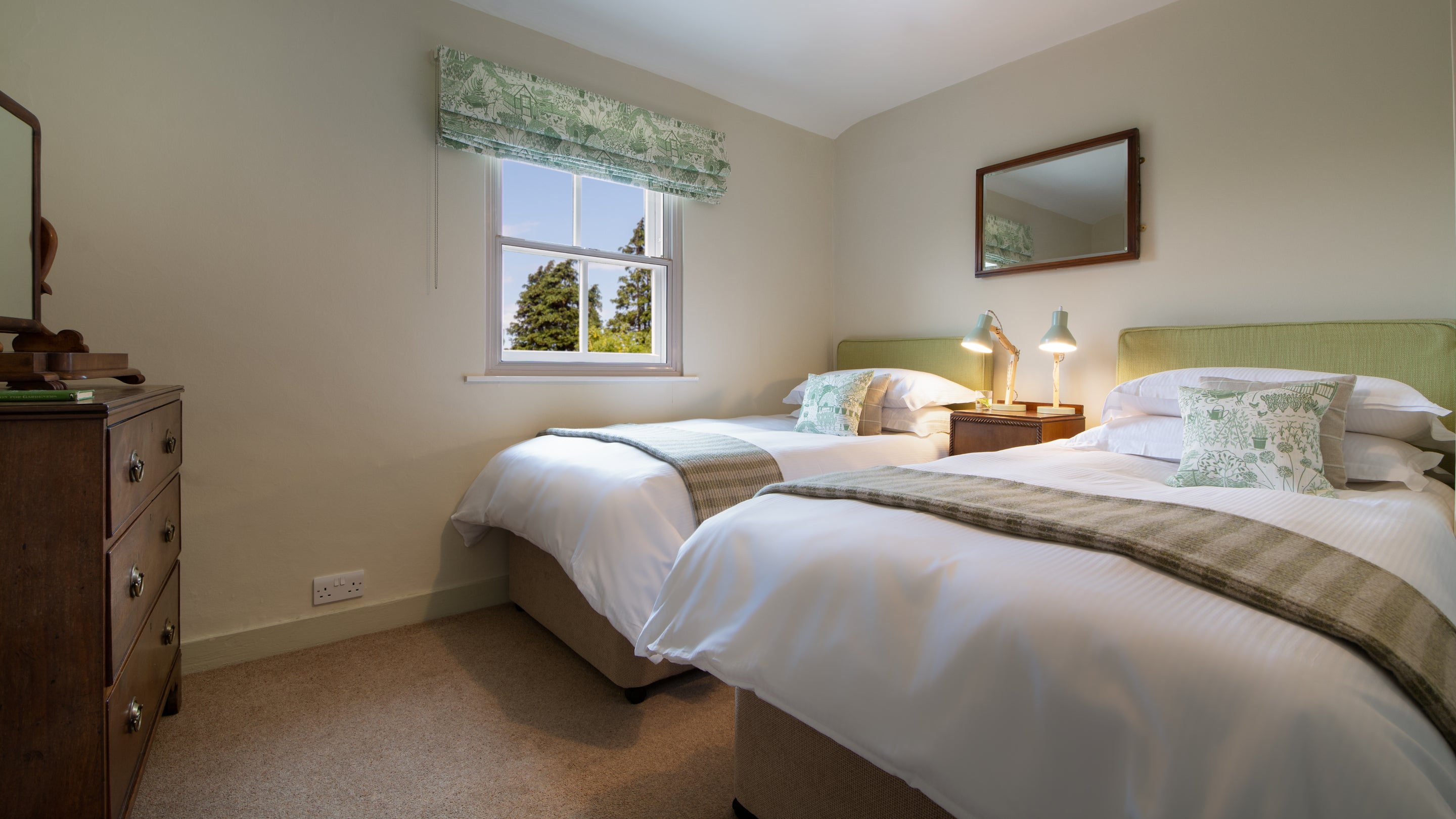 The twin bedroom at 2 Currendon Cottages, Dorset