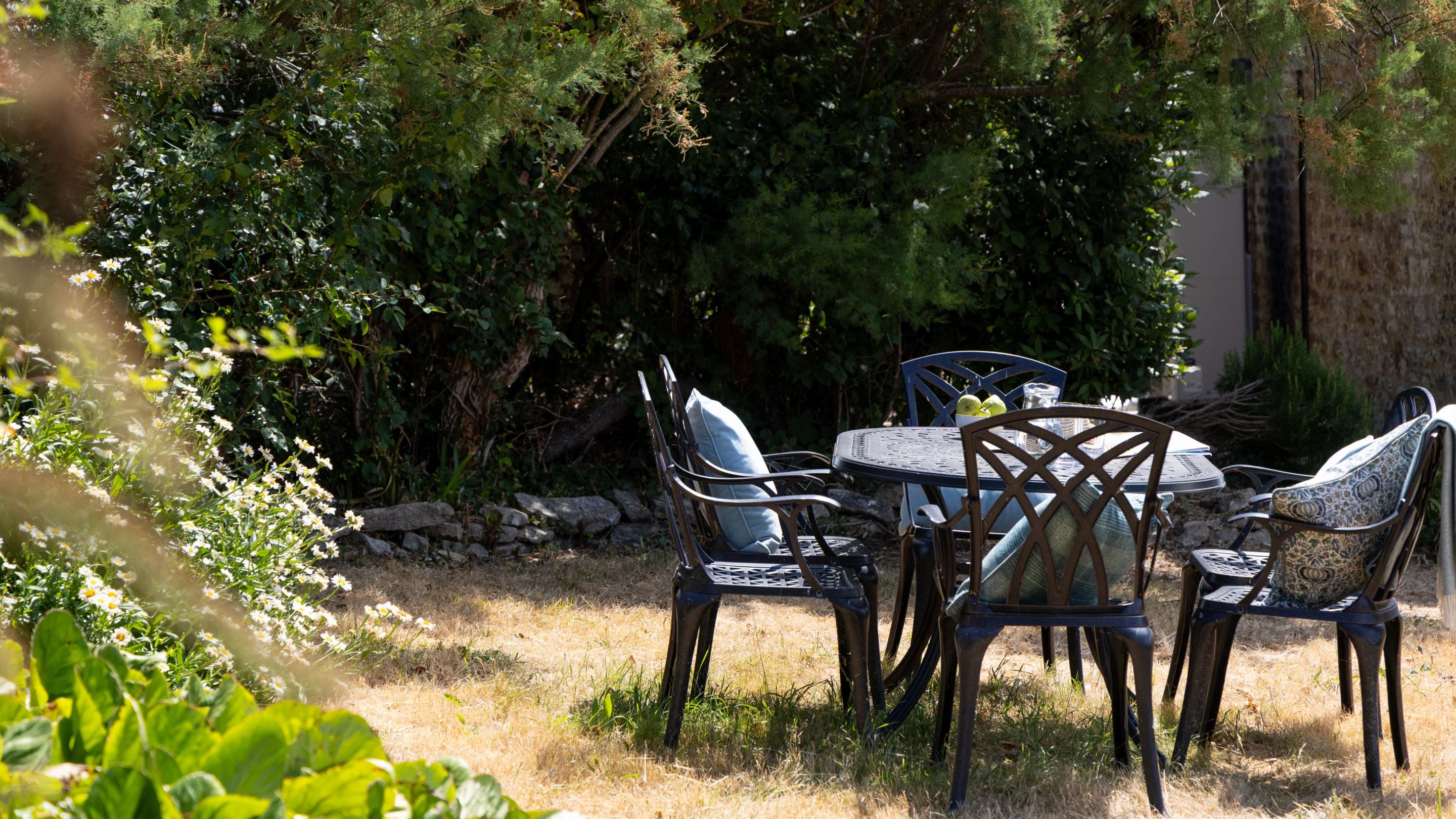 The table and chairs in the front garden at Labour in Vain Cottage, Dorset