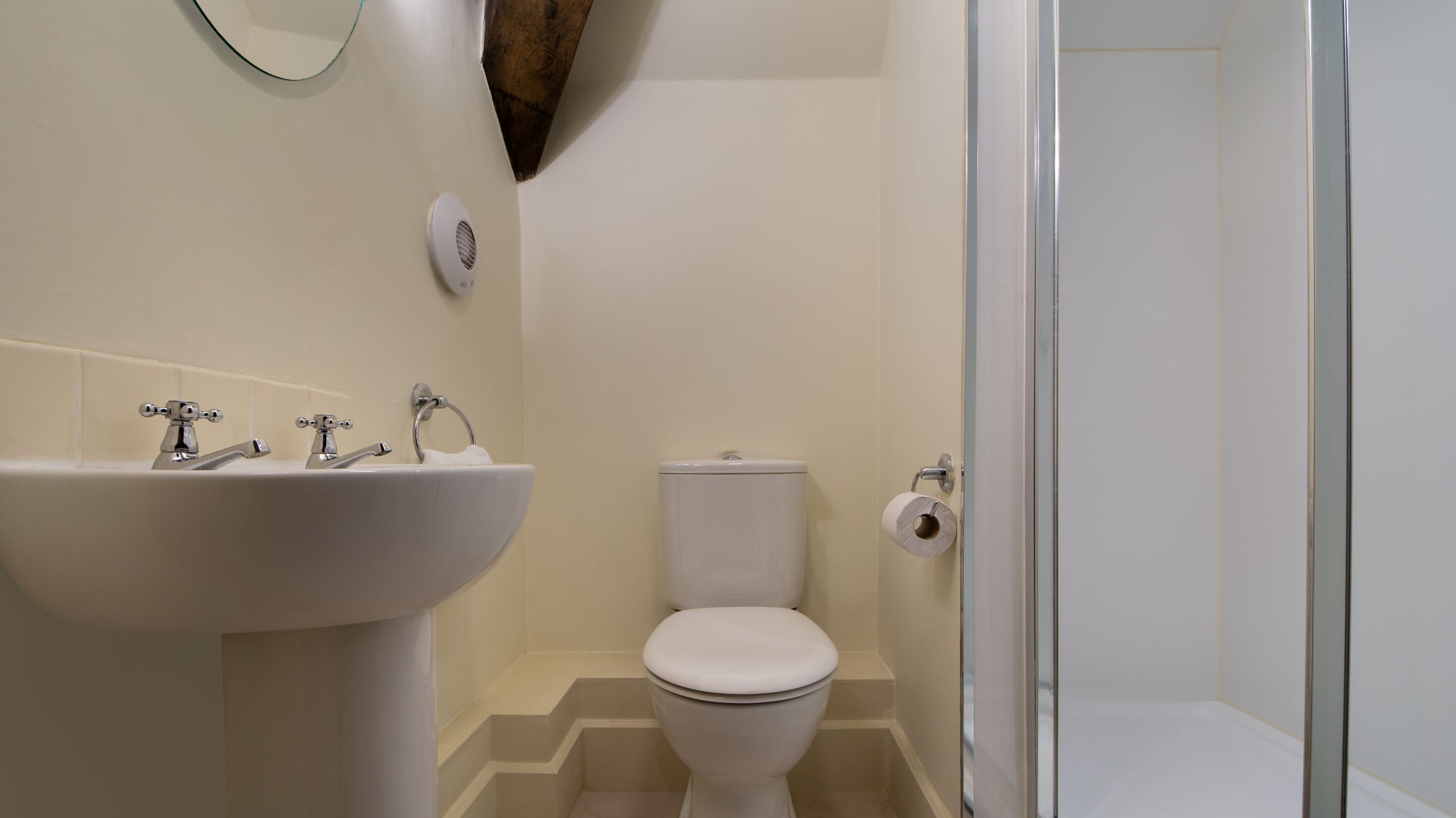 The en-suite shower room to the double bedroom at Shedbush Farm House, Dorset