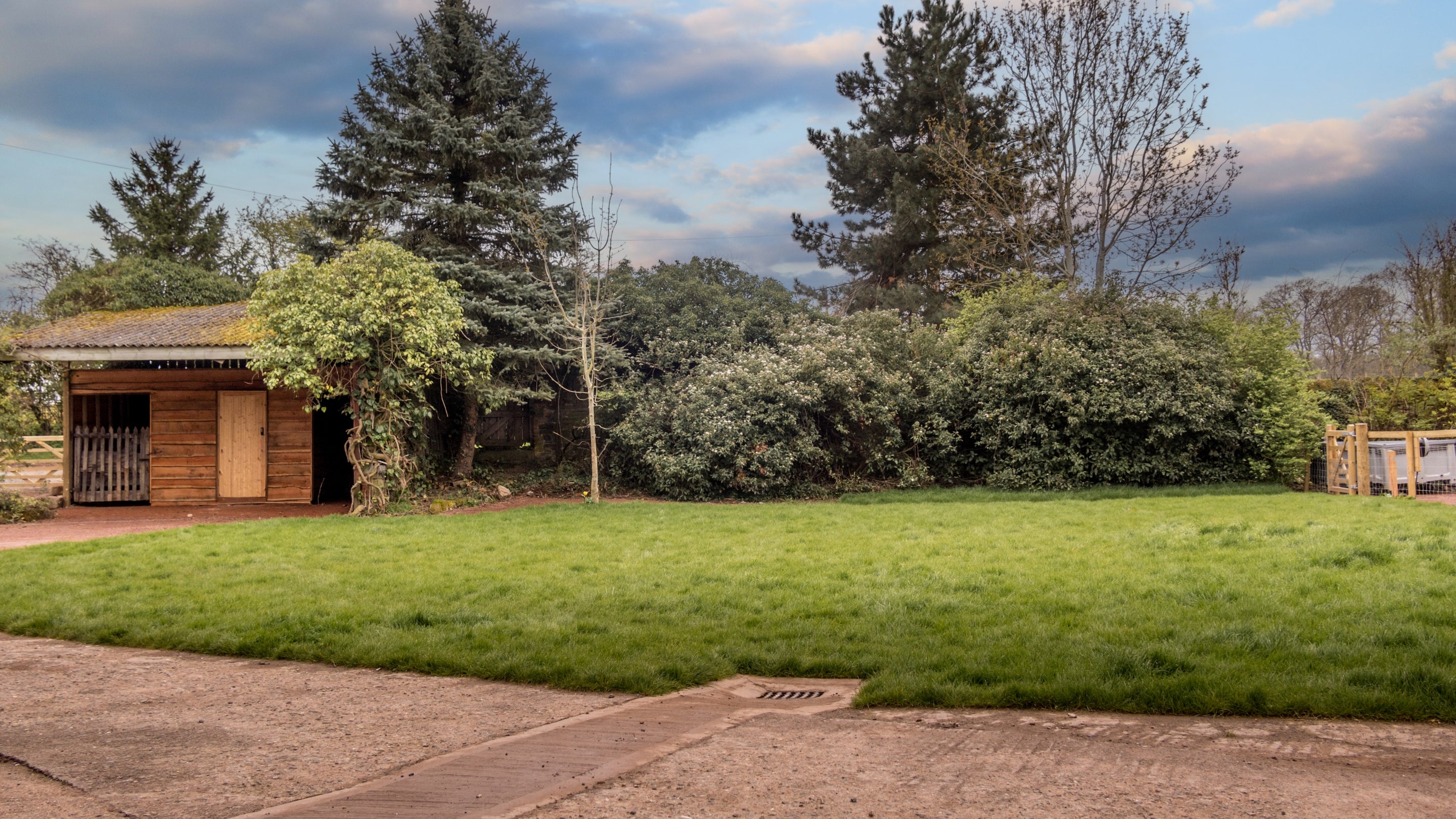 The shared garden at Hop Kiln Cart Barn, Herefordshire