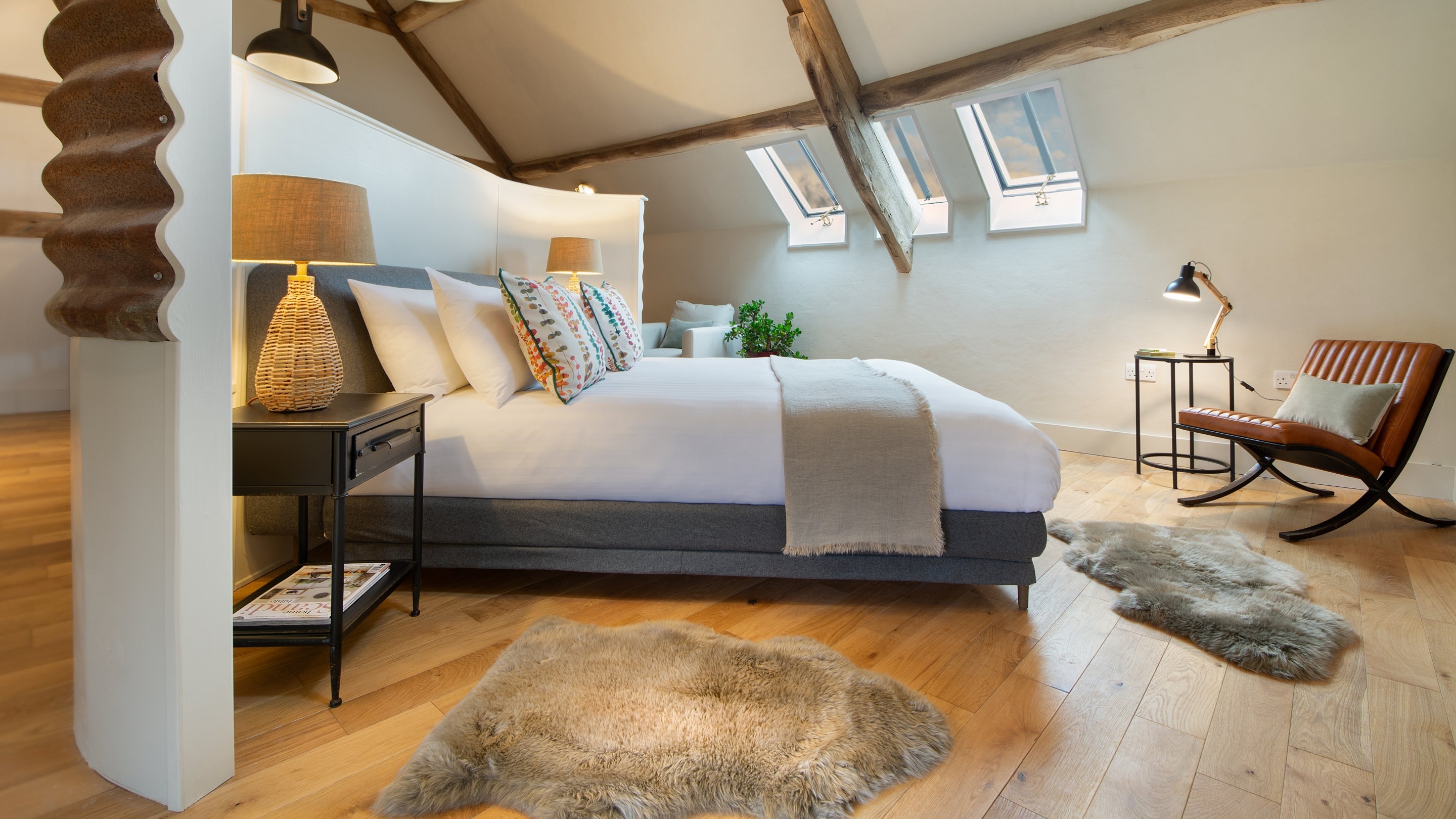 The sweeping, curved headboard partitions the bedroom at Hop Kiln Mews, Herefordshire