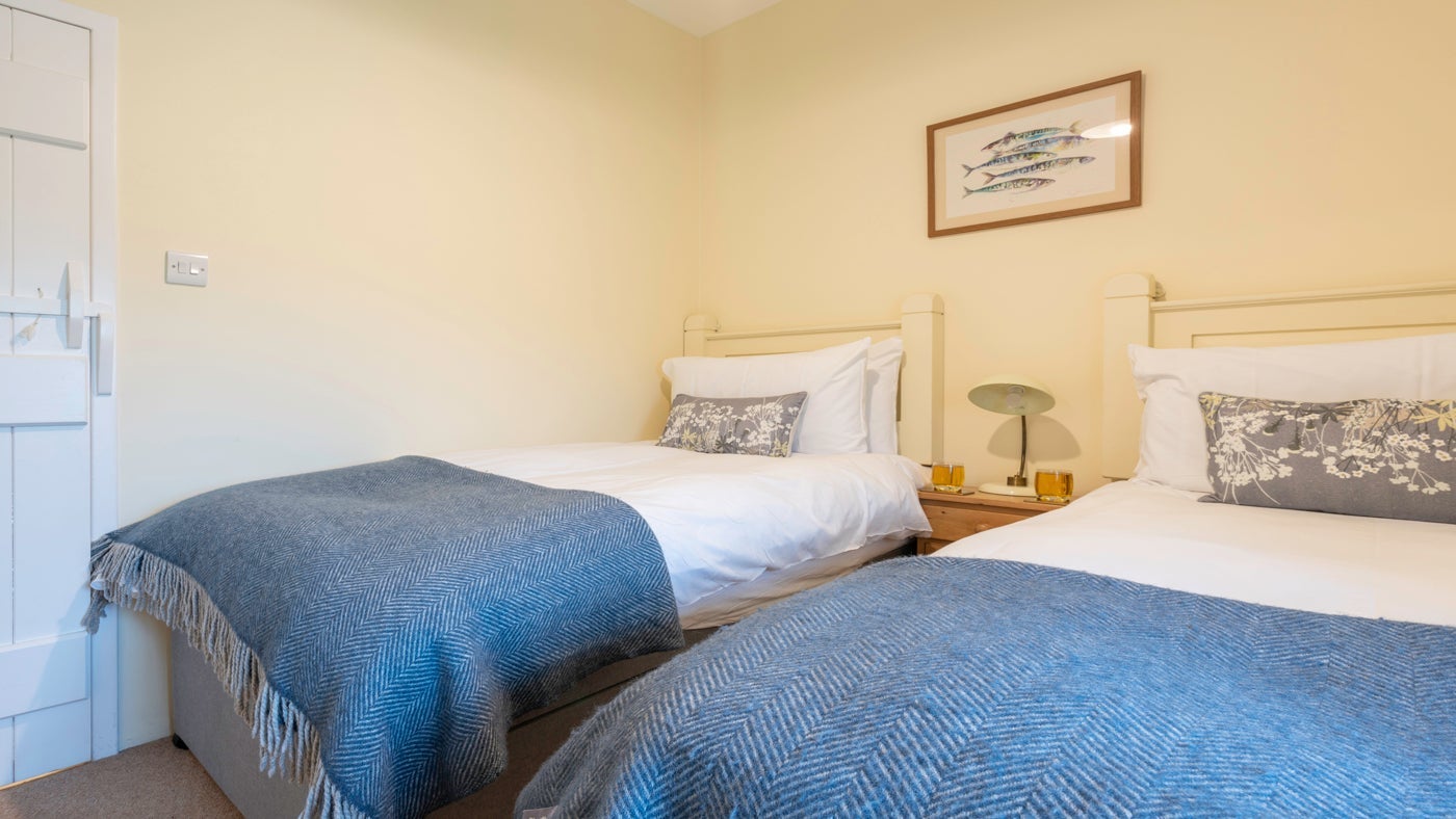 The twin bedroom at 1 Compton Farm Cottage, Newport, Isle of Wight 