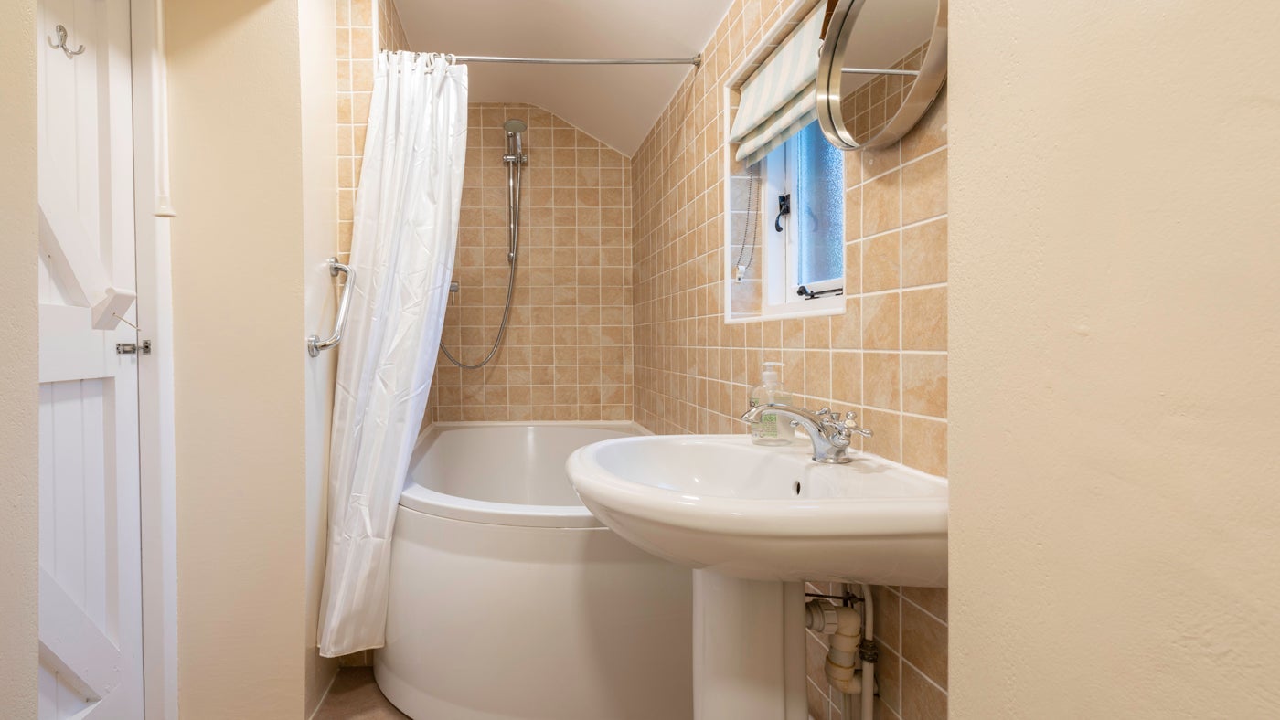 The bathroom at 1 Compton Farm Cottage, Newport, Isle of Wight 