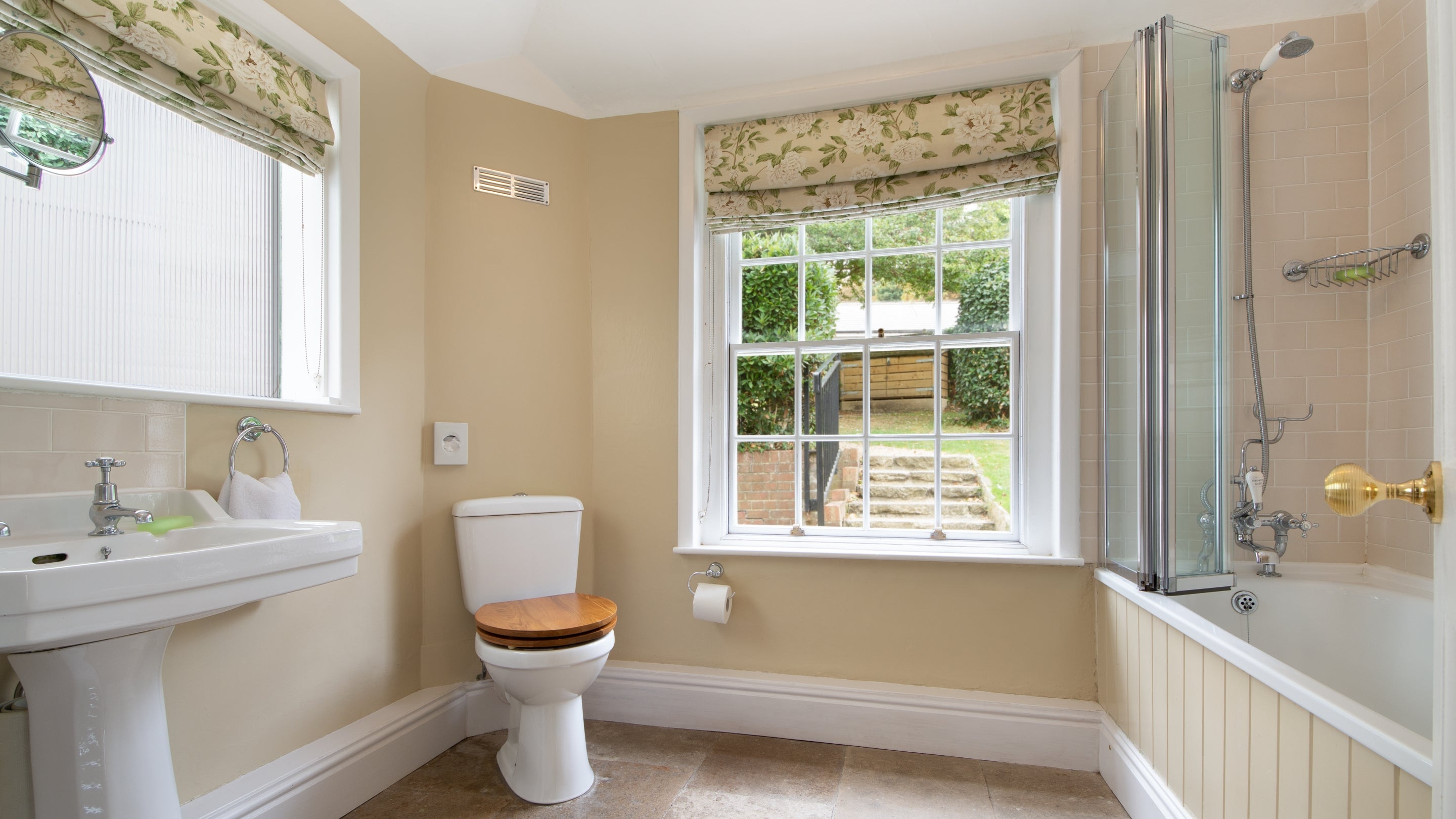 The en-suite bathroom at Rosetta Cottage, Isle of Wight