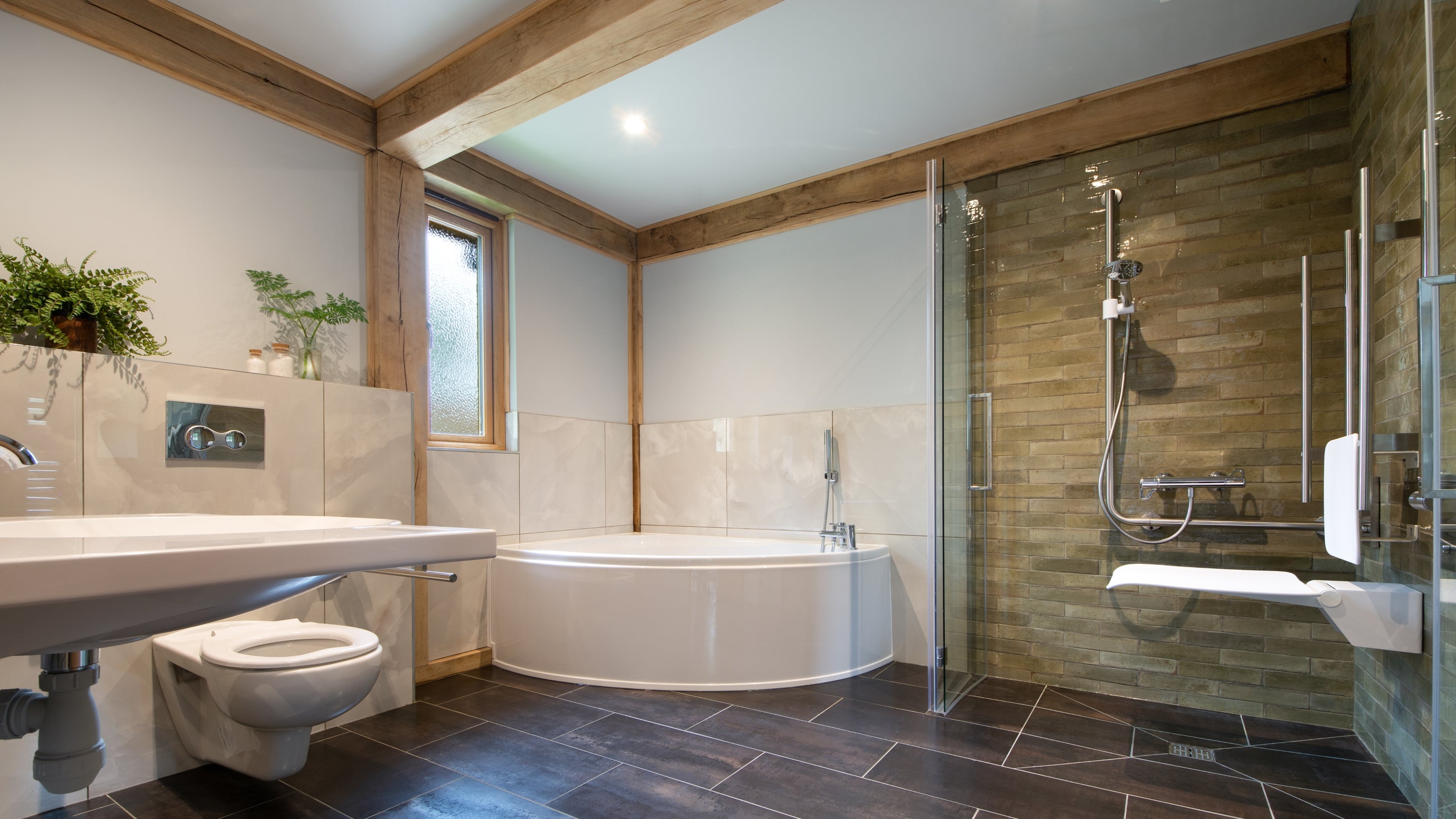 The ground-floor, en-suite bathroom at 1 Bagden Farm Cottage, Surrey