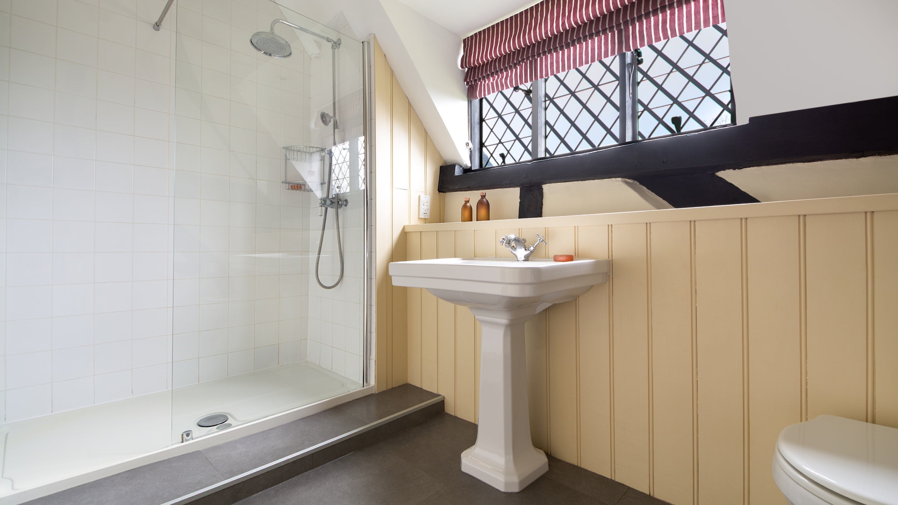 The shower room that accommodates the third twin bedroom