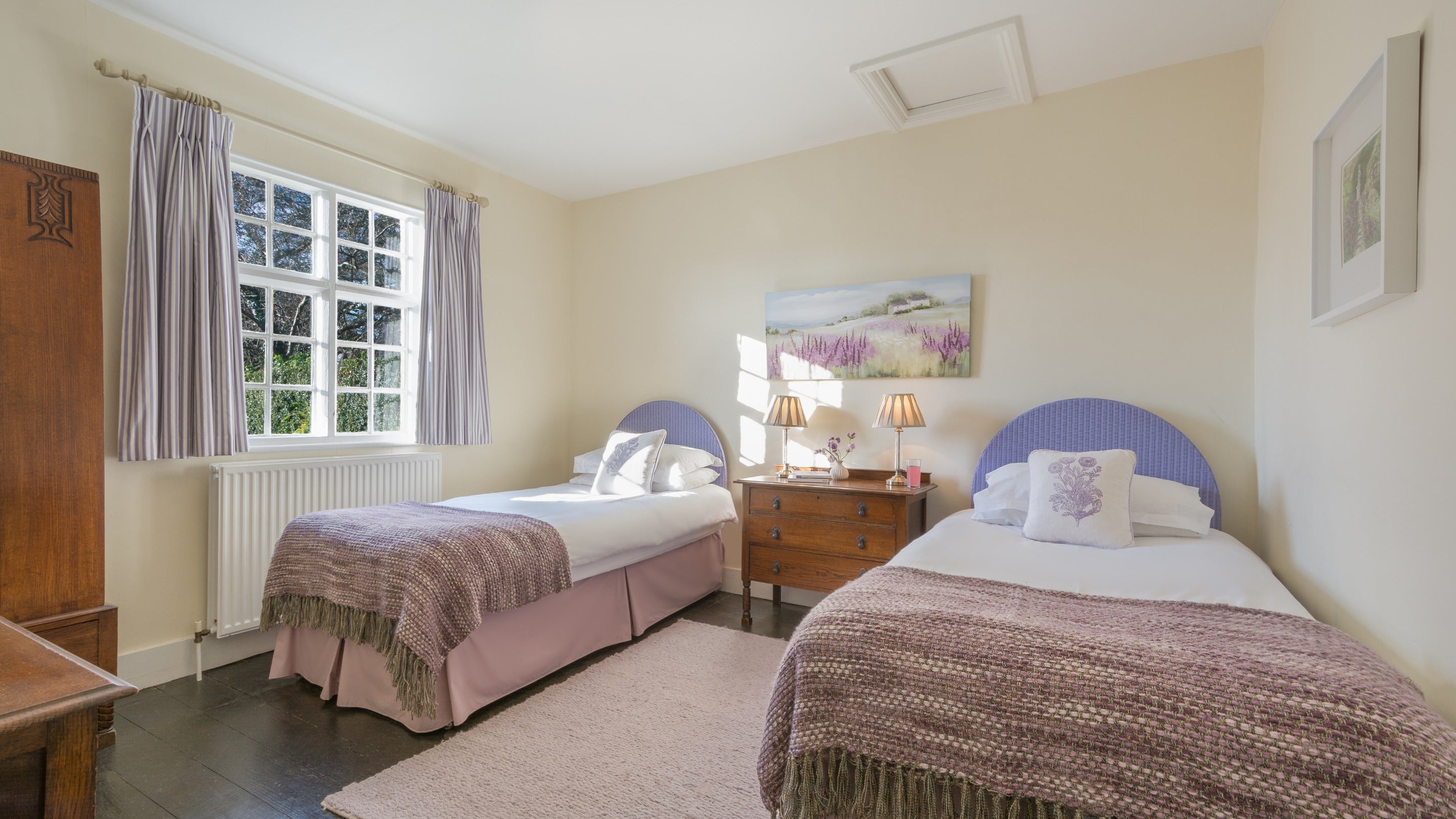 The ground floor bedroom with twin beds at Polesden Garden Cottage, Surrey