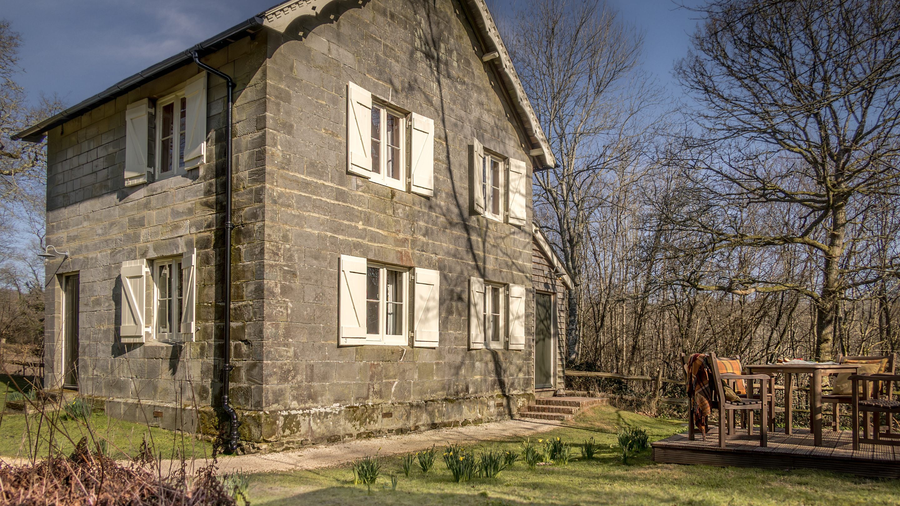Woodlands Cottage and its outdoor dining area, Sussex